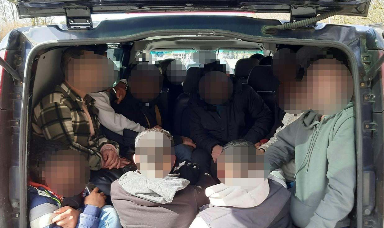 Hunderte Menschen wurden in großem Stil illegal ins Land gebracht. (Symbolbild)