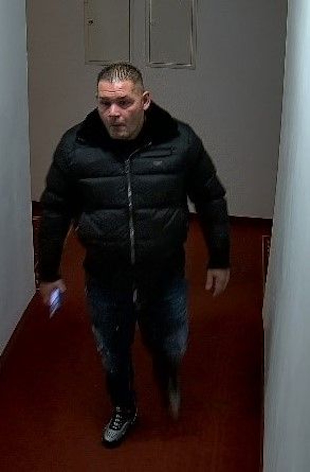 Dieb stahl Wertsachen aus Hotelzimmern, während Opfer schliefen
