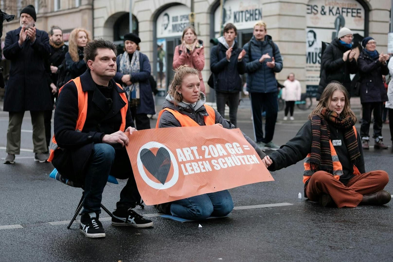 Bilder einer Straßenblockade der "Letzten Generation" in Berlin am 17. Februar 2023.