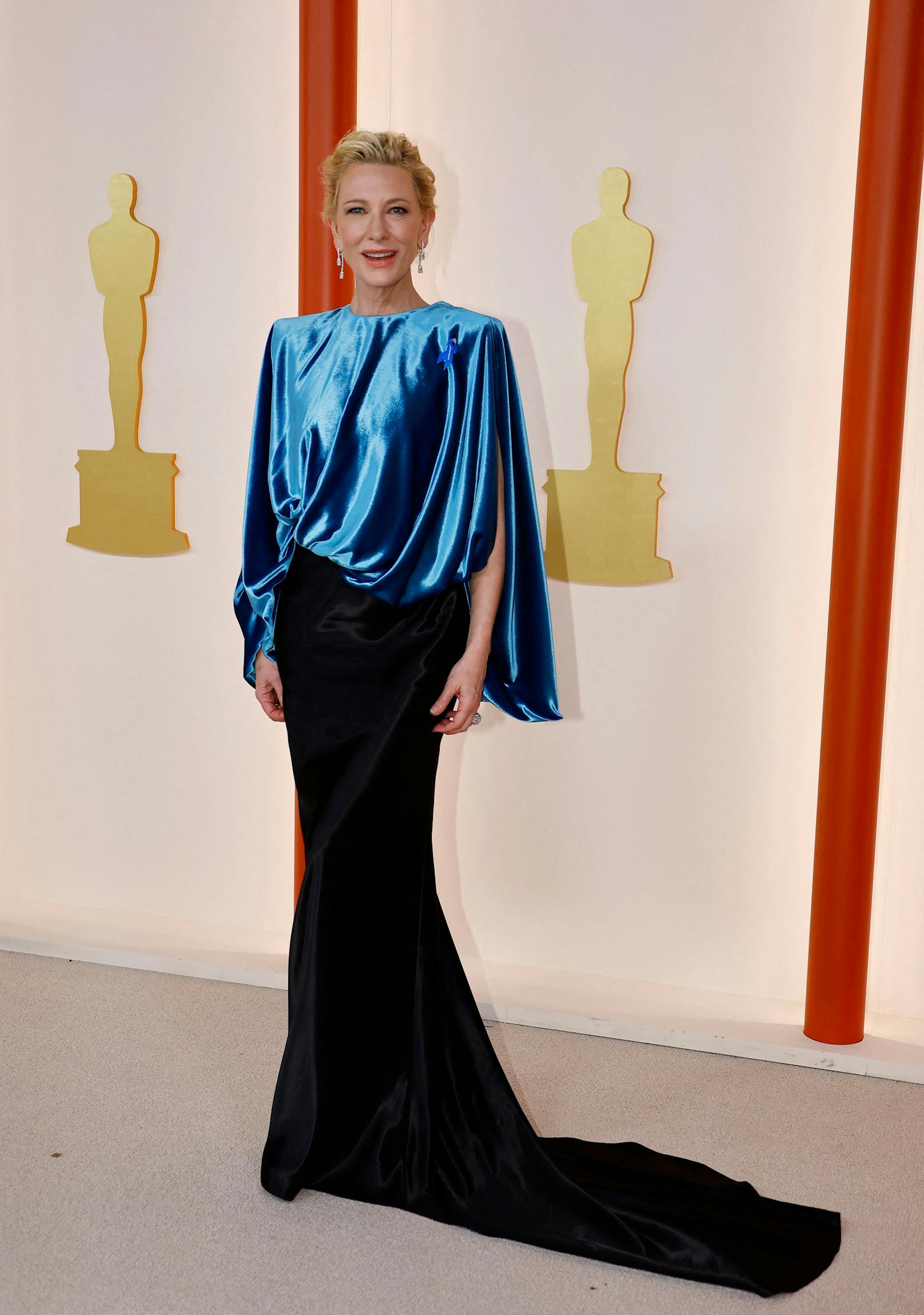 Cate Blanchett in einer bisher unter Verschluss gehaltenen Siedenrobe aus den Archiven von Louis Vuitton.