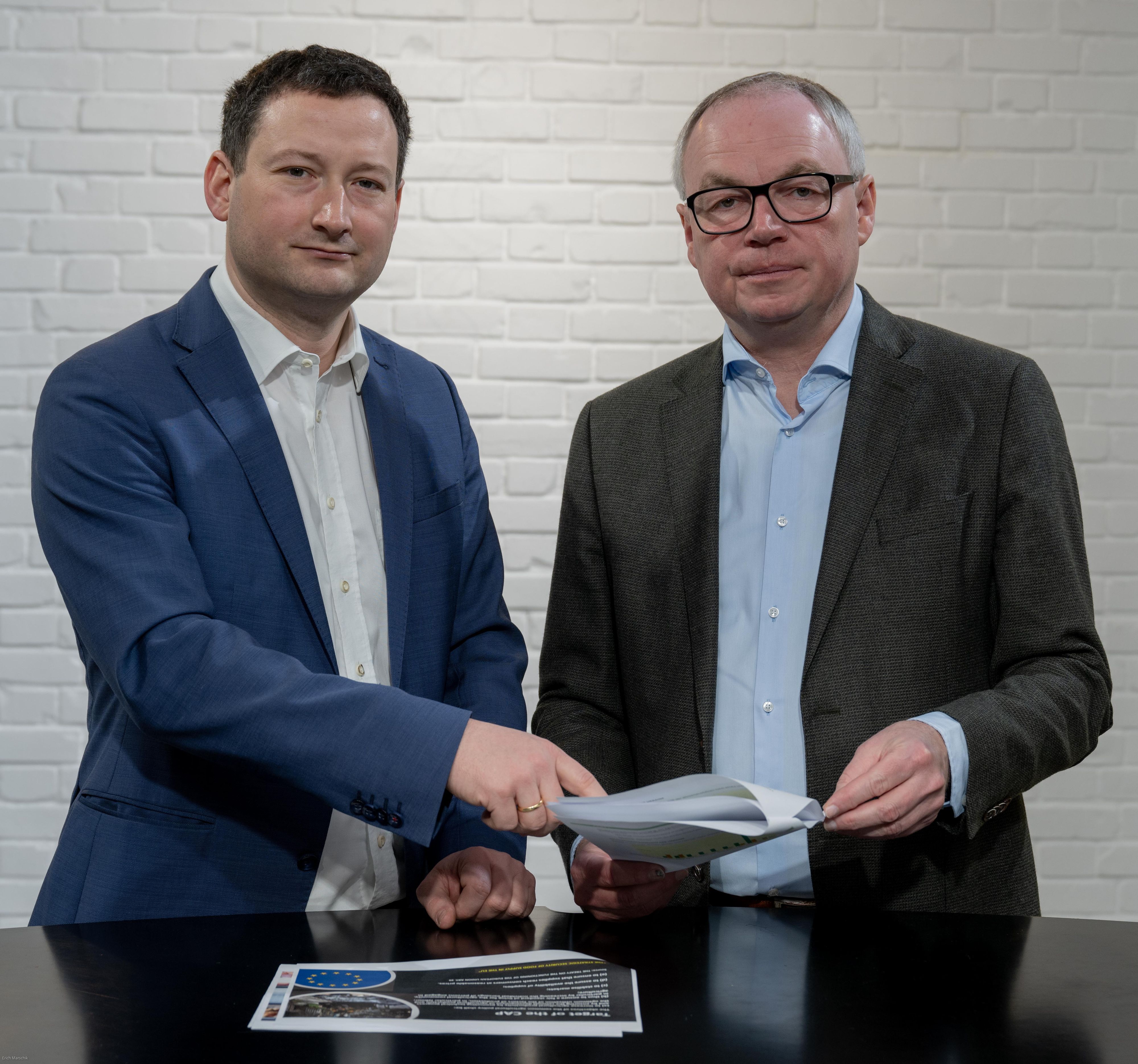 NÖ Bauernbundobmann LH-Stv. Stephan Pernkopf und NÖ Bauernbunddirektor Paul Nemecek warnen vor den "gravierenden Folgen des Borealis-Deals".