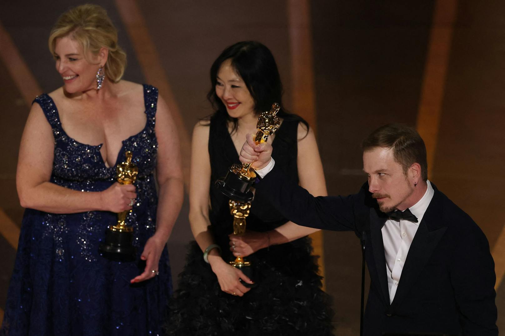 Adrien Morot, Judy Chin und Anne Marie Bradley nehmen den "Bestes Make-up / Beste Frisuren"-Oscar für "The Whale" entgegen.