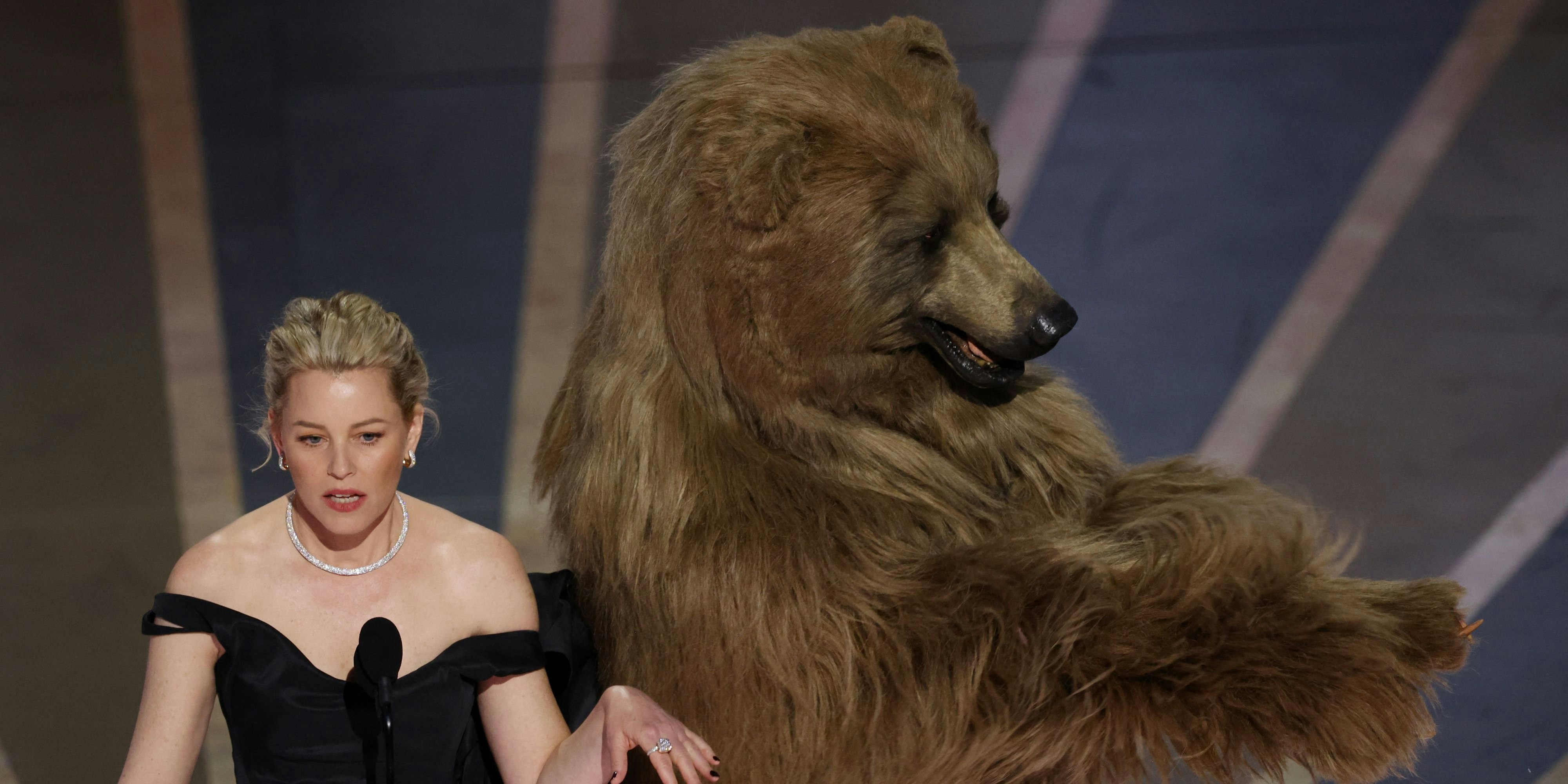 Elizabeth Banks muss nach ihrem Stolperer mit dem Kokain-Bär moderieren.