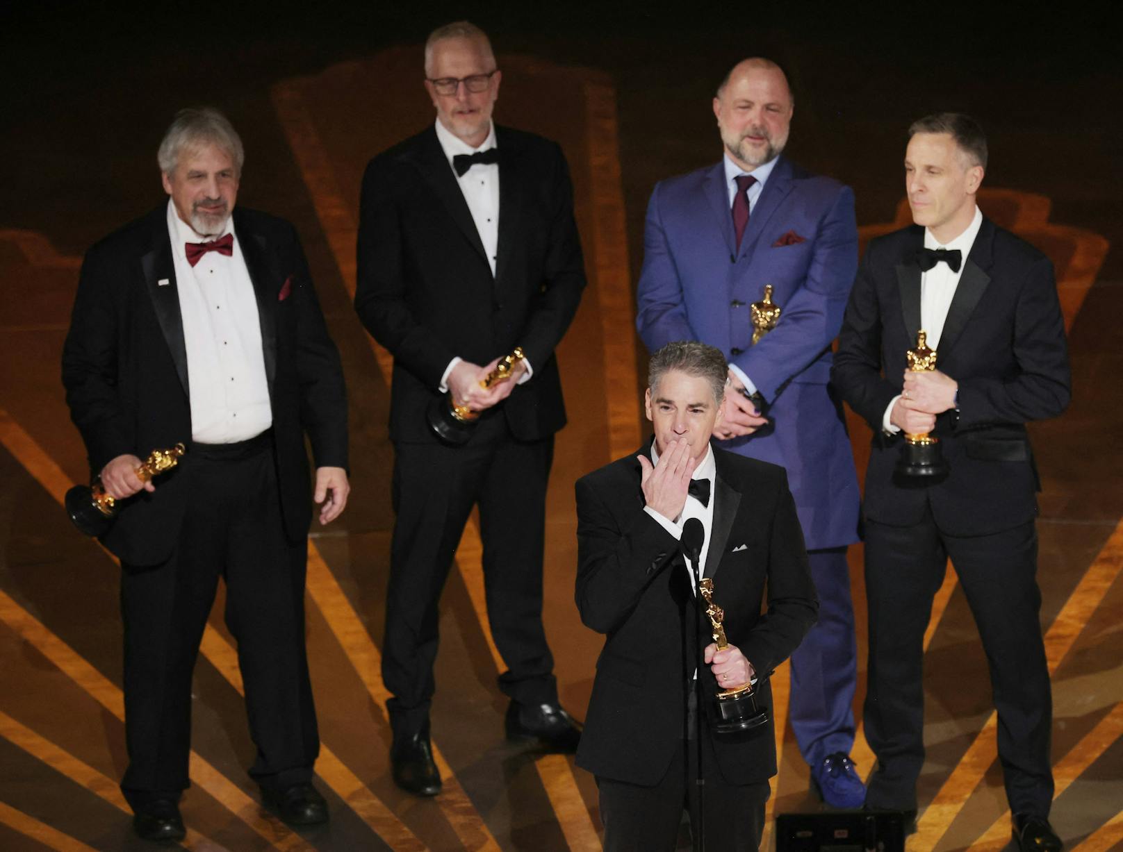 Mark Weingarten, James H. Mather, Al Nelson, Chris Burdon und Mark Taylor gewinnen den Oscar für "Bester Ton". ("Top Gun: Maverick")