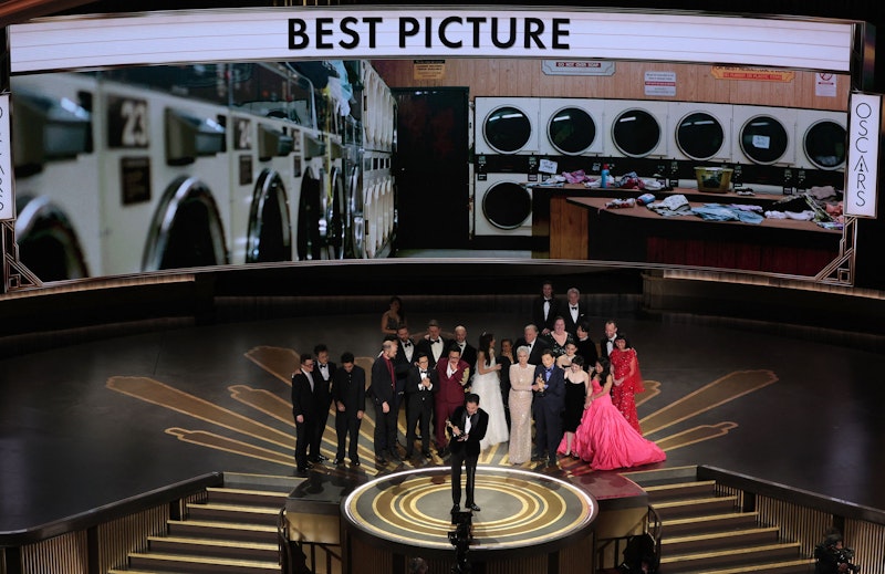 "Everything Everywhere All At Once" wird zum "Besten Film" gekürt.