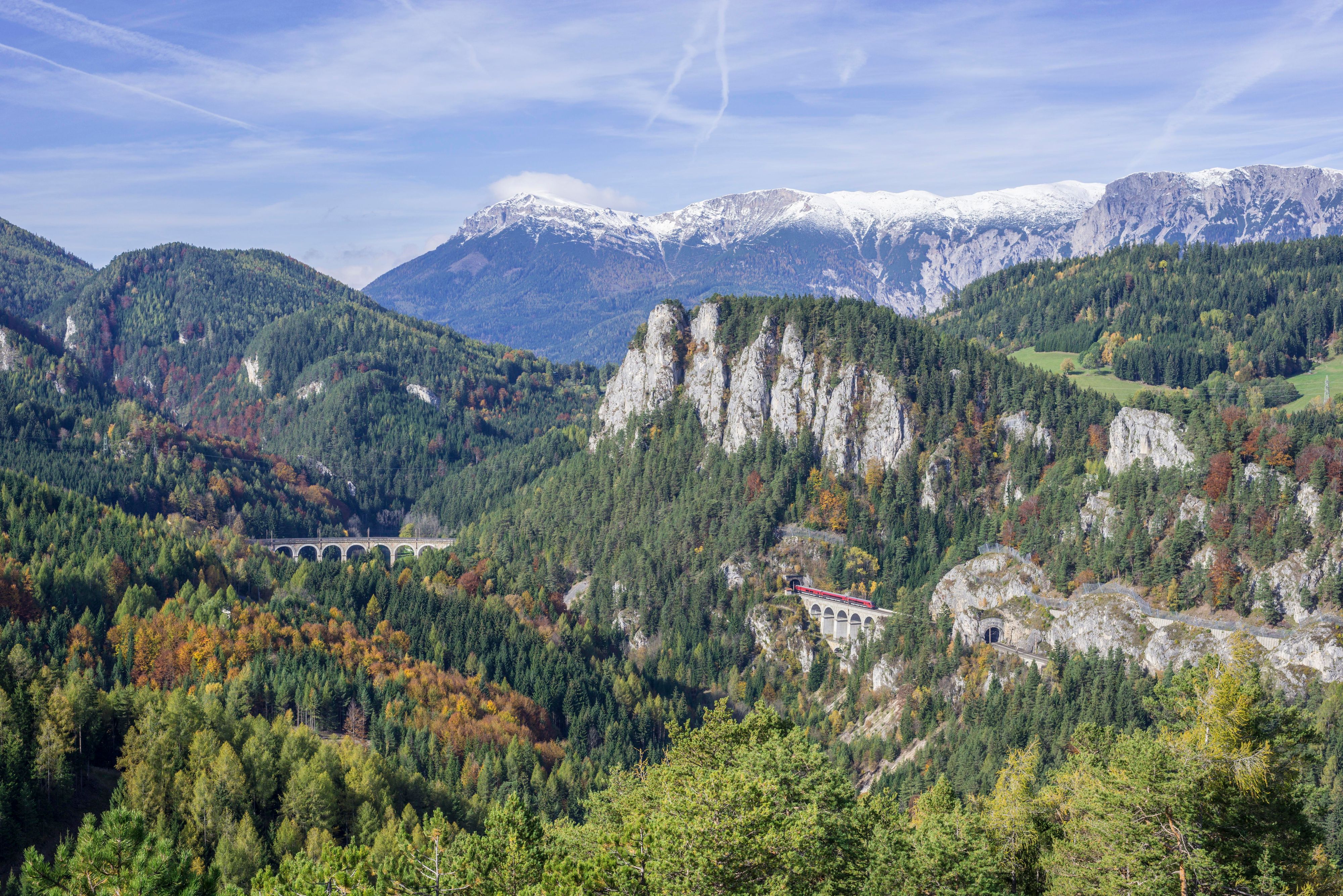 20 Schilling Blick mit Kalte Rinne Viadukt Pollereswand Krauselklauseviadukt Raxmassiv mit Heukuppe, Semmeringbahn, Aussichtspunkt 20 Schilling Blick, Niederosterreich, Osterreich, Europa - 20161023_PD14759 - Rechteinfo: Royalty Free (RF)