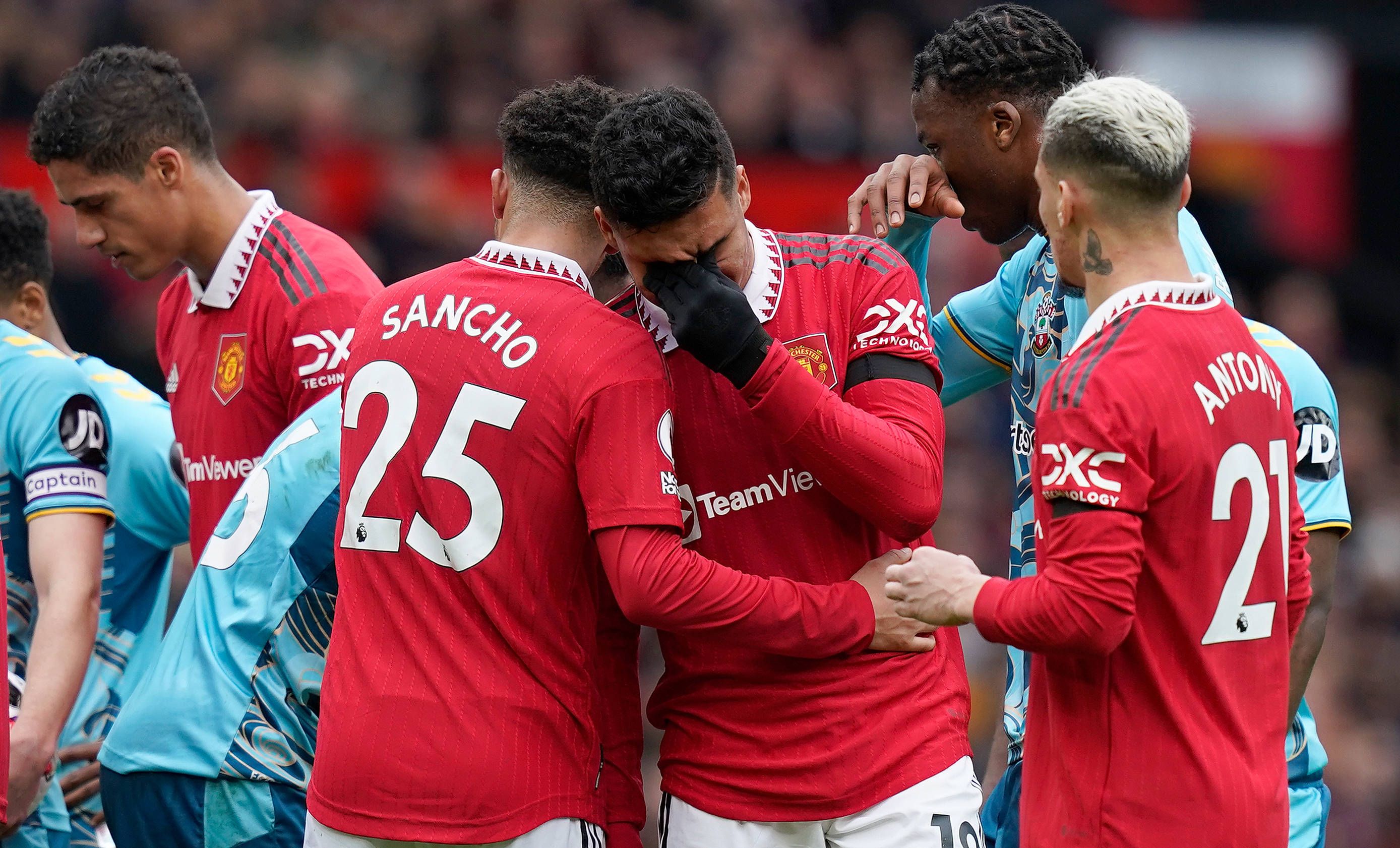 Casemiro bricht auf dem Feld in Tränen aus.