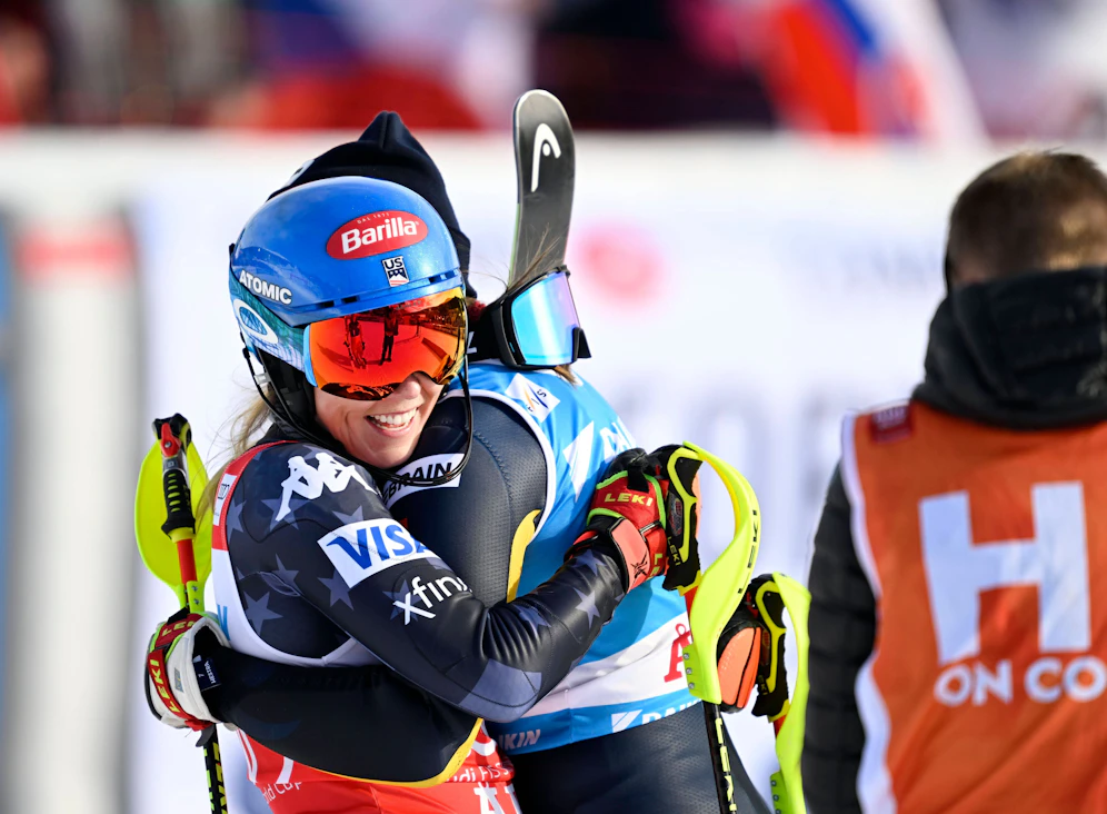 Mikaela Shiffrin beim Jubel über ihren Weltcup-Rekordsieg.