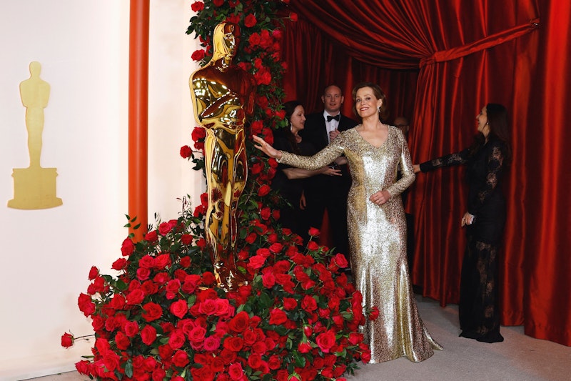 Sigourney Weaver als Oscar-Statue.