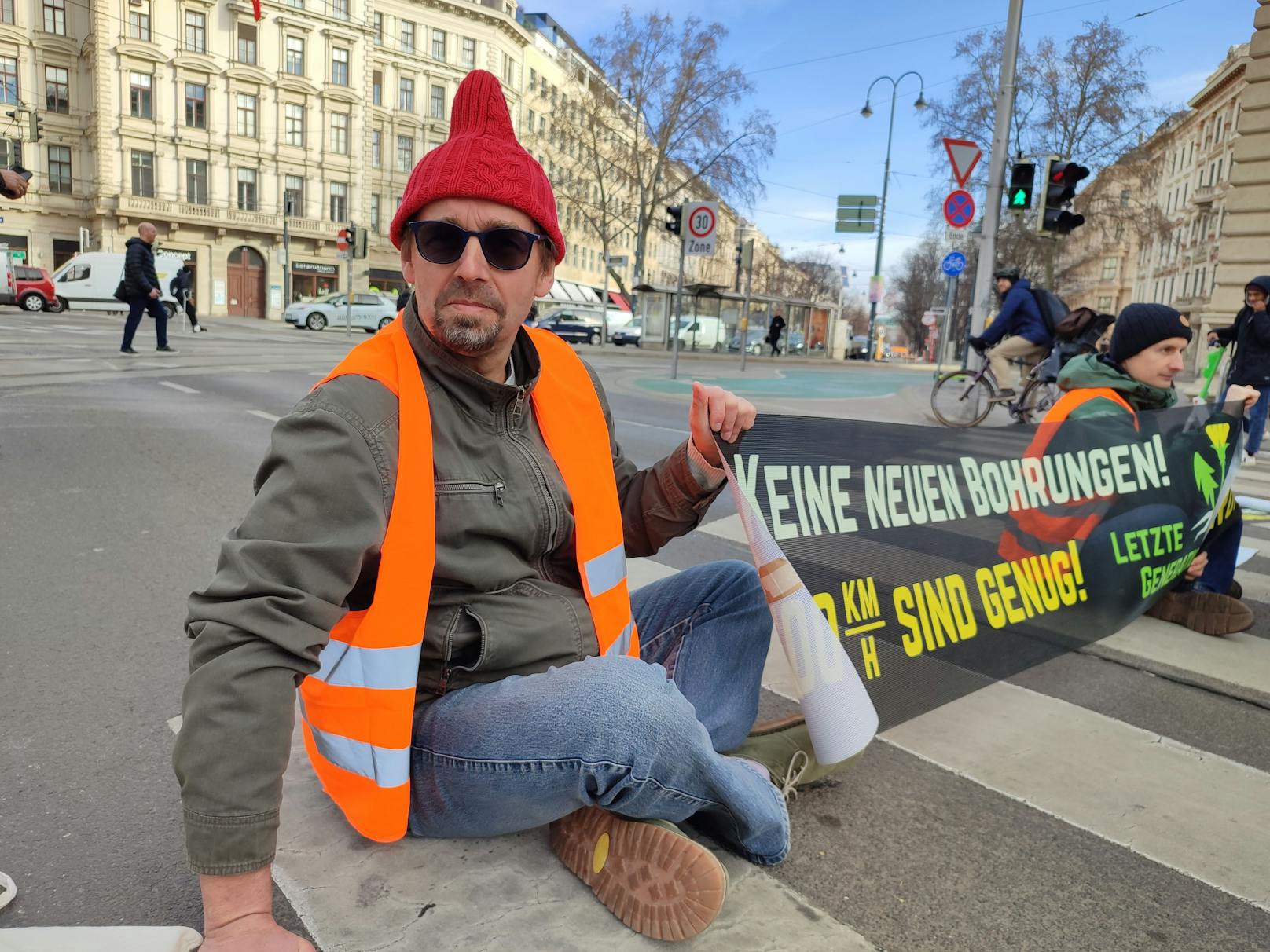 Klima-Aktivisten der "Letzten Generation" haben am 13. März 2023 mit einer Klebe-Blockade den Verkehr beim Wiener Schwarzenbergplatz lahmgelegt.