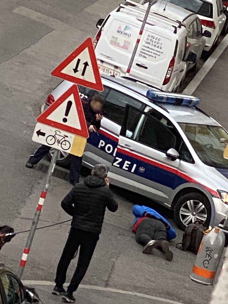 Der Beamte musste seine Dienstwaffe ziehen.