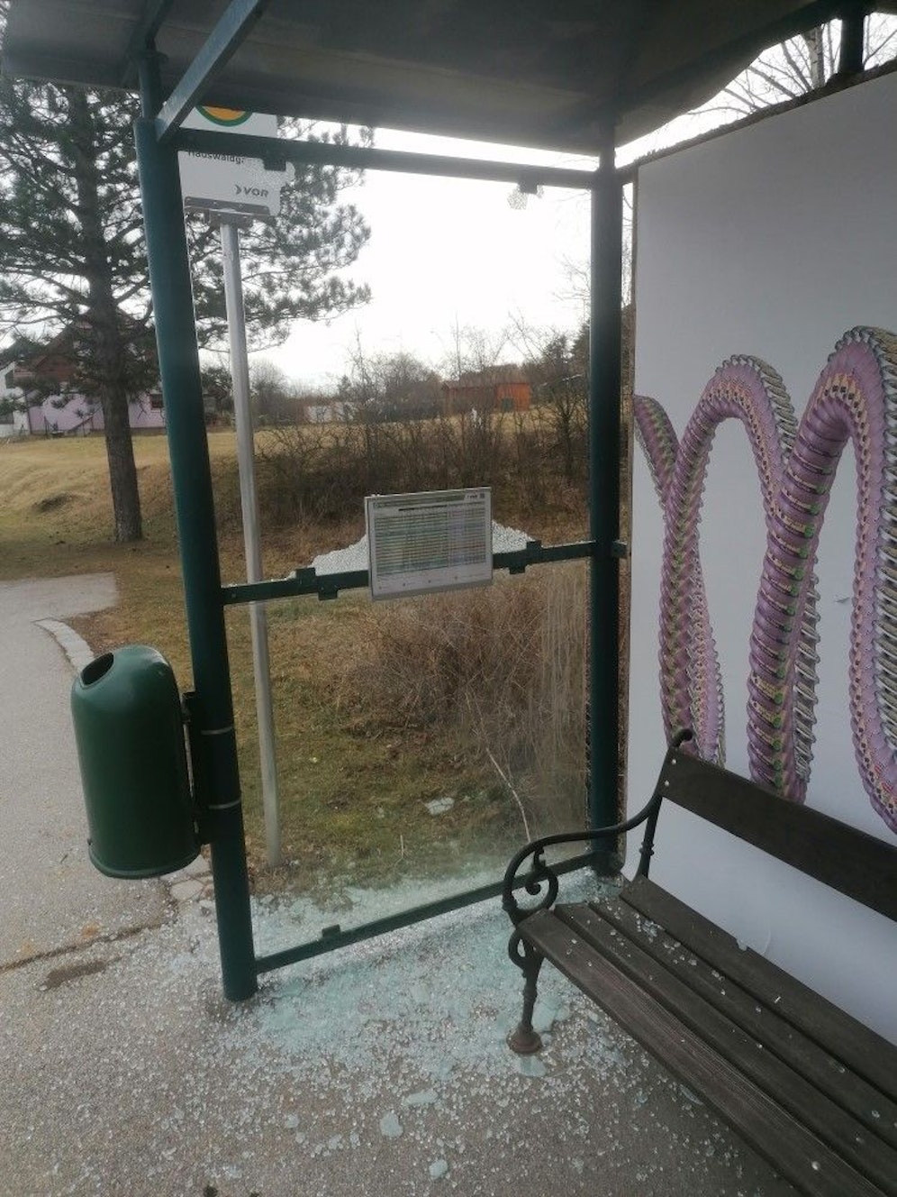 Die zerstörte Scheibe des Bus-Wartehäuschens