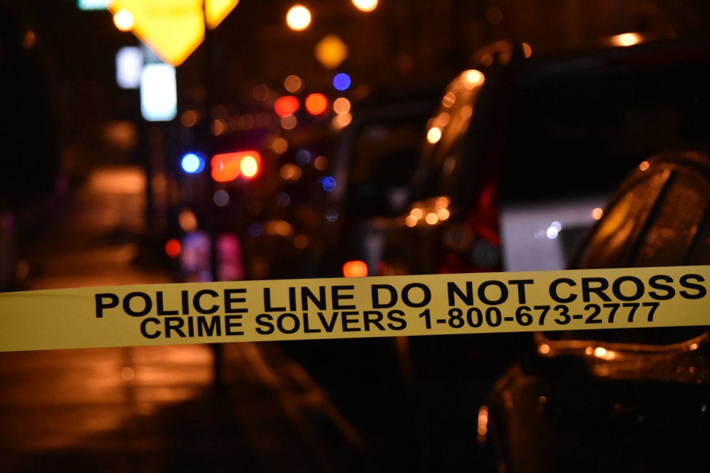 Eine 3-jährige fand im Schlafzimmer der Eltern eine geladene Schusswaffe und tötete damit die eigene Schwester.