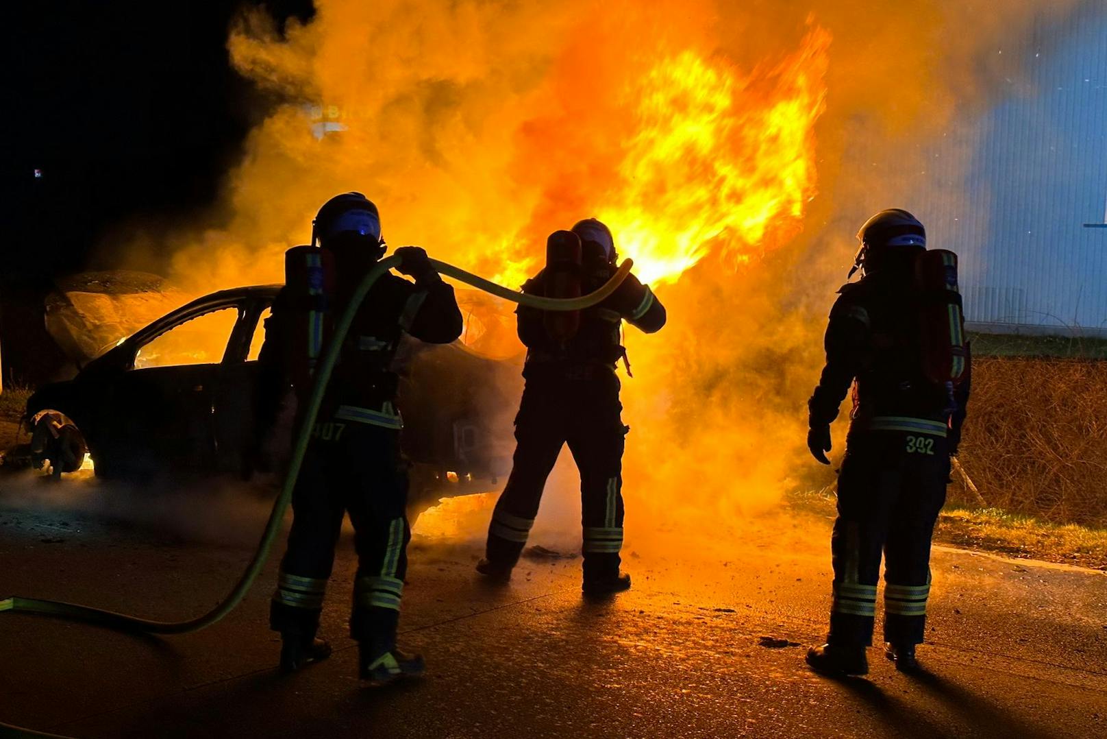 Die Feuerwehr löschte unter schwerem Atemschutz.