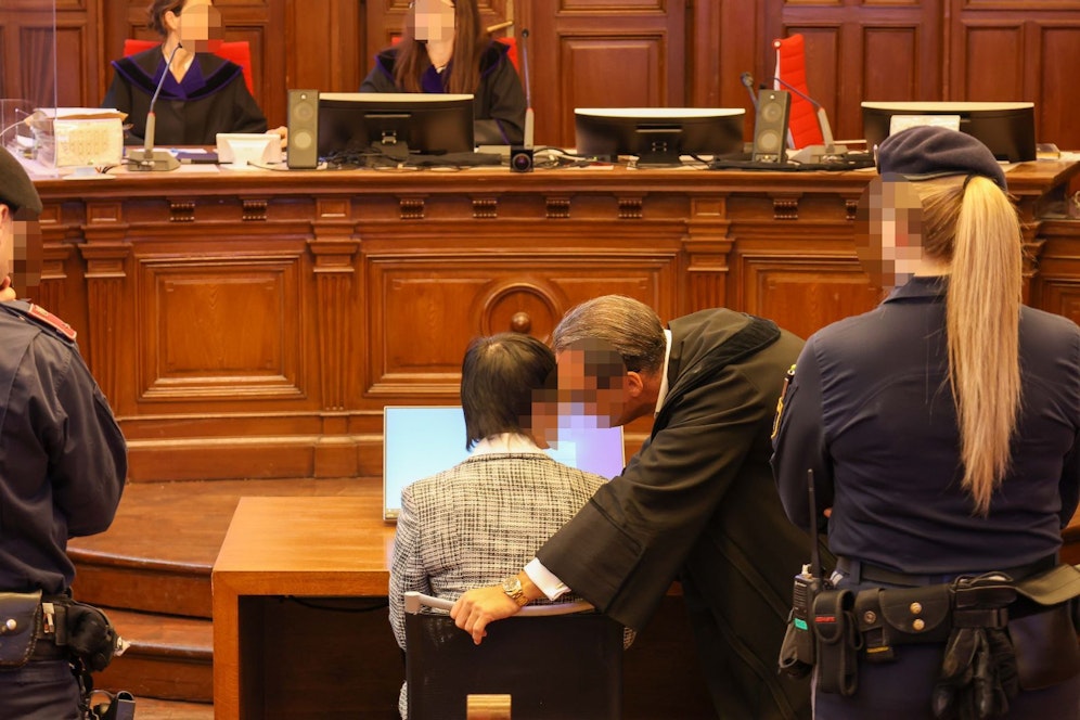 Die 32-jährige Angeklagte mit ihrem Anwalt Andreas Mauhart. Die Frau bekennt sich nicht schuldig.