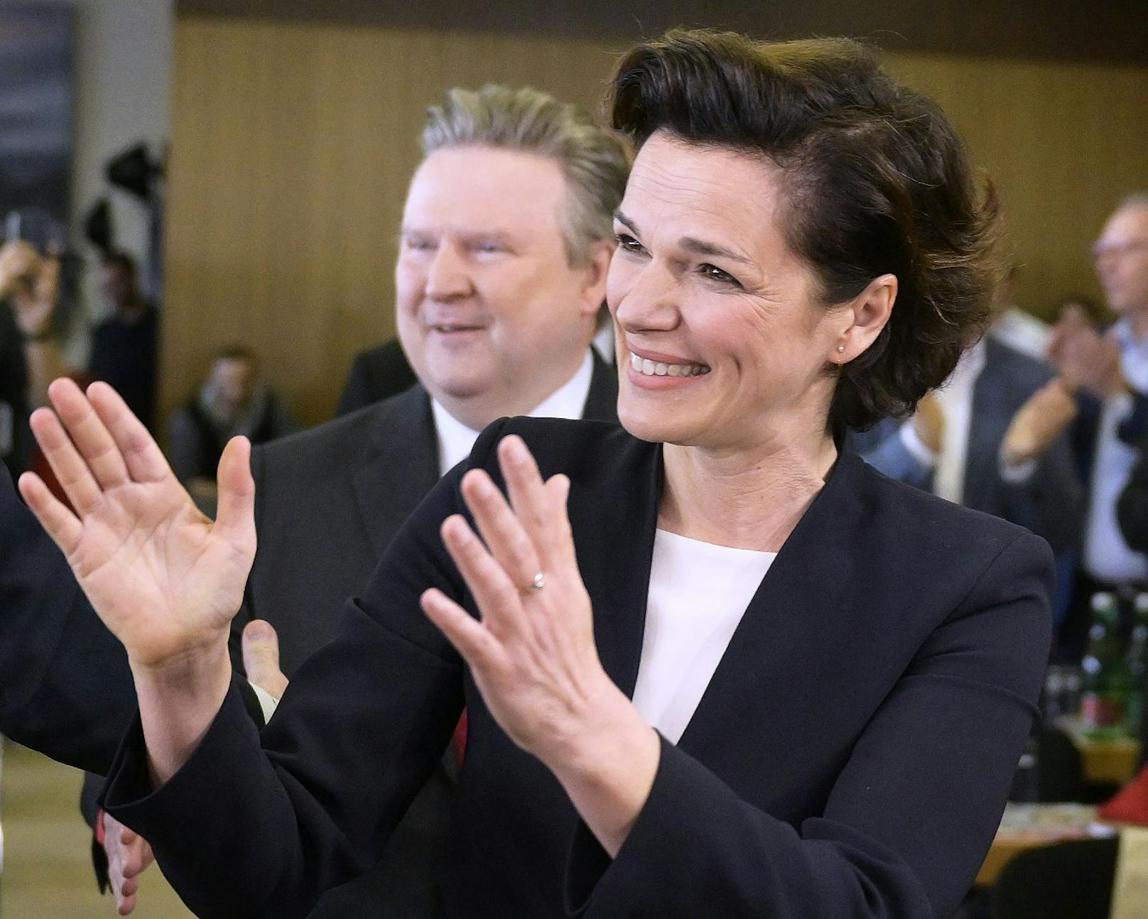 Der Wiener Bürgermeister Michael Ludwig und SPÖ-Vorsitzende Pamela Rendi-Wagner zu Beginn der Tagung des Wiener SPÖ-Rathausklubs am 14. März 2023.