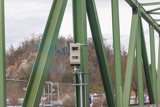 Das neue Radar auf der Mauthausner Brücke in OÖ blitzt seit Anfang März.
