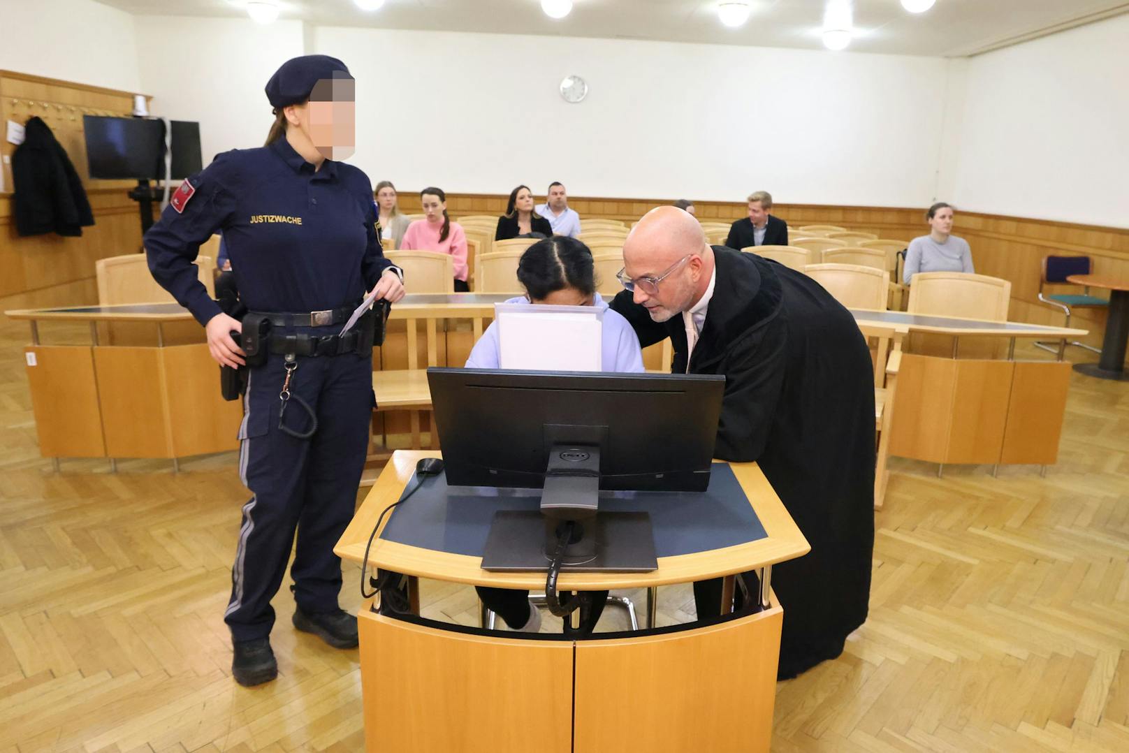 Die verzweifelte Angeklagte beim Prozess am Wiener Landl mit ihrem Anwalt Niki Rast (r.)