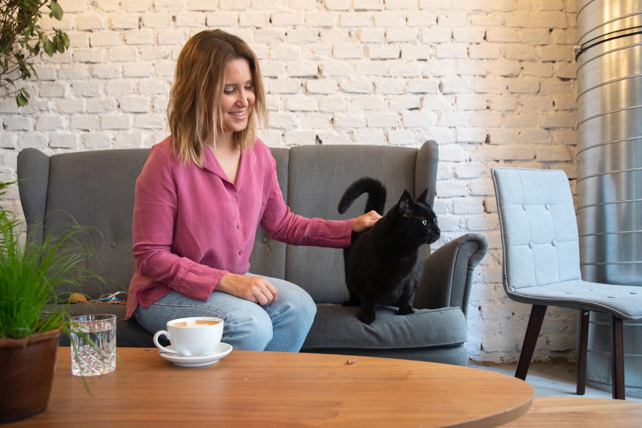 Betreiberin Natascha Bergmann hat sich mit ihrem Katzencafé einen Jugendtraum erfüllt.