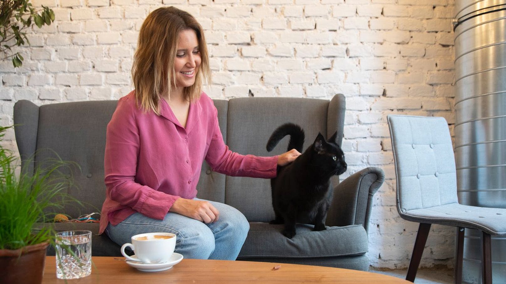 Betreiberin Natascha Bergmann hat sich mit ihrem Katzencafé einen Jugendtraum erfüllt.