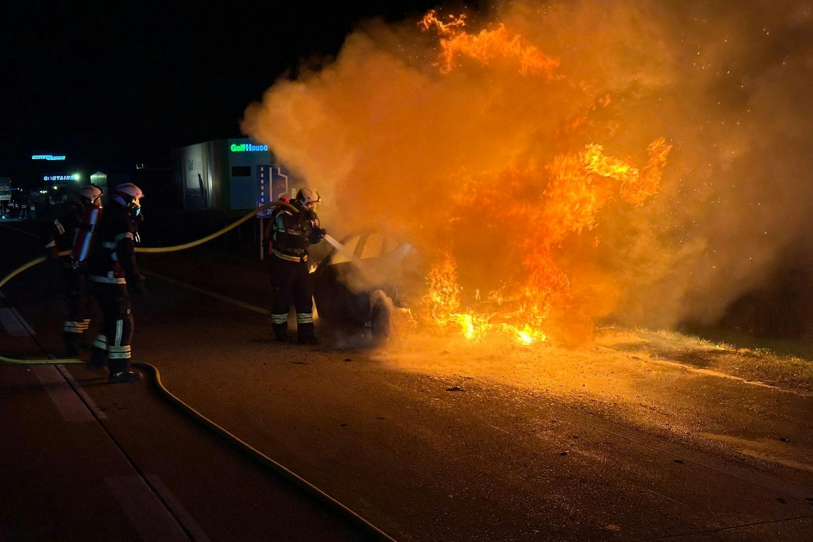 Ein Ford Fiesta geriet auf der Südautobahn (Höhe Wiener Neudorf) in Brand. 