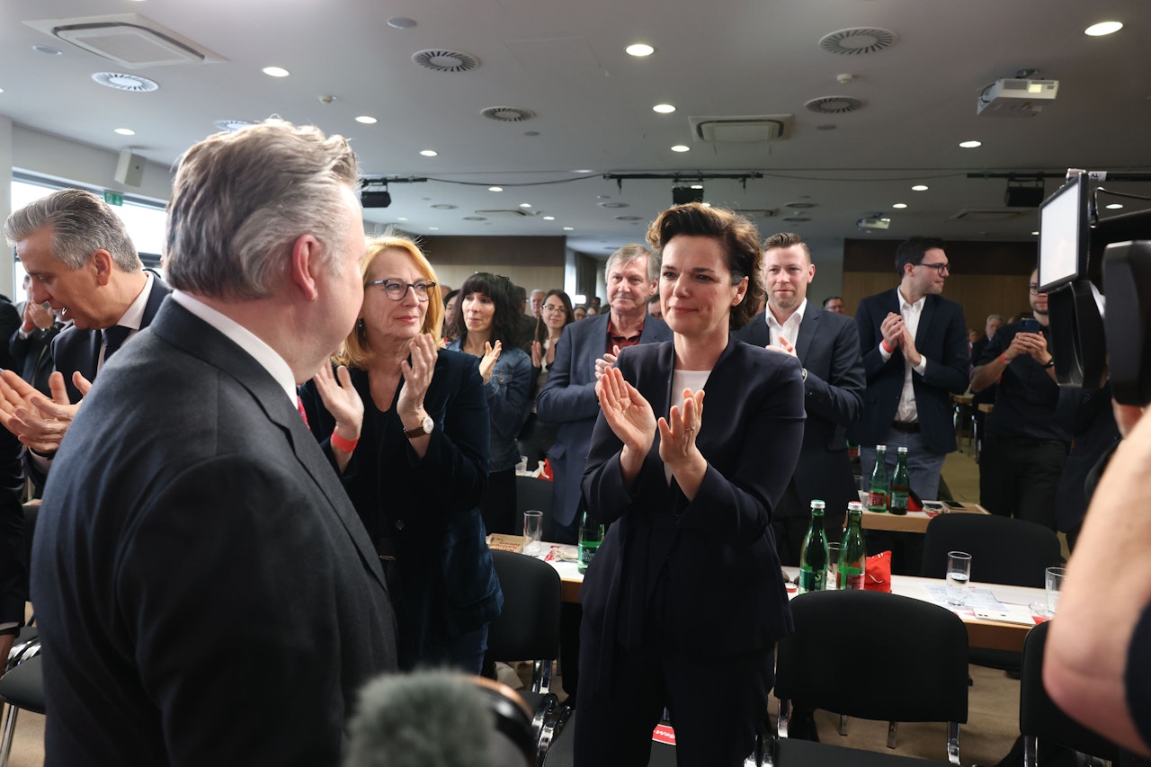 Heute.at - Rendi-Wagner lässt sich in Therme Simply the Best spielen