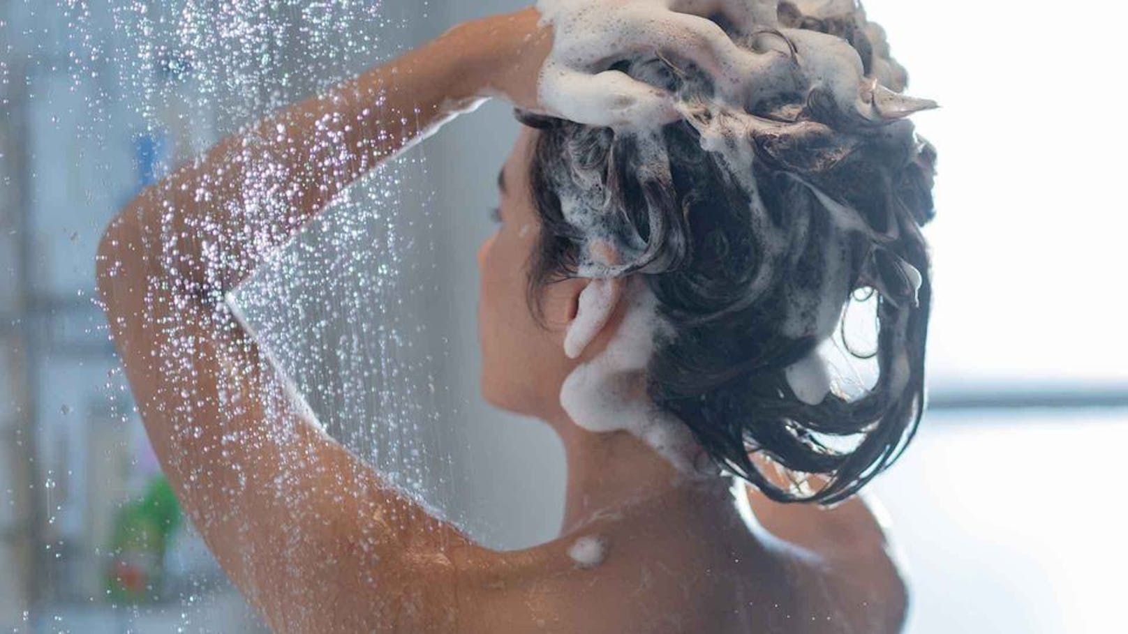 Eine Frau wäscht sich die Haare – doch wie oft sollte man das in der Woche tun?