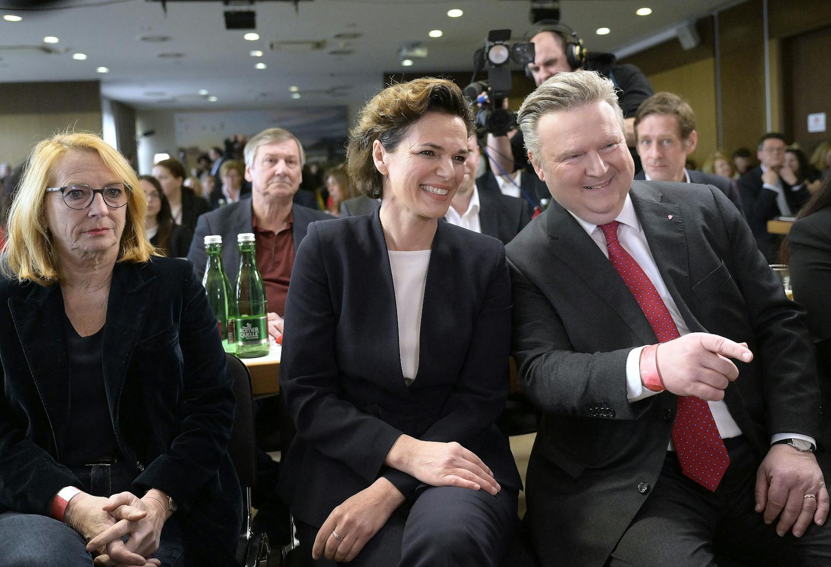 Die Zweite Nationalratspräsidentin Doris Bures (l). neben Rendi-Wagner und Ludwig.