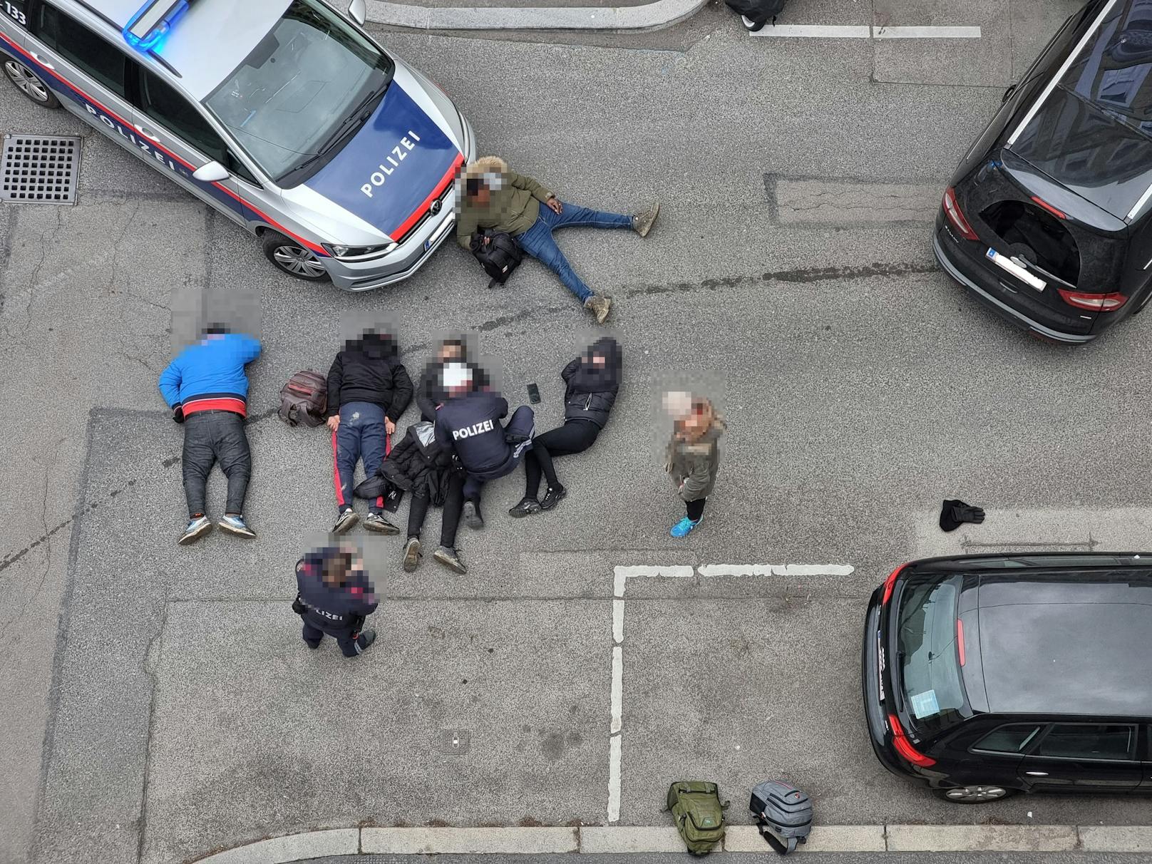Schlepper flüchten vor der Polizei bis nach Wien.