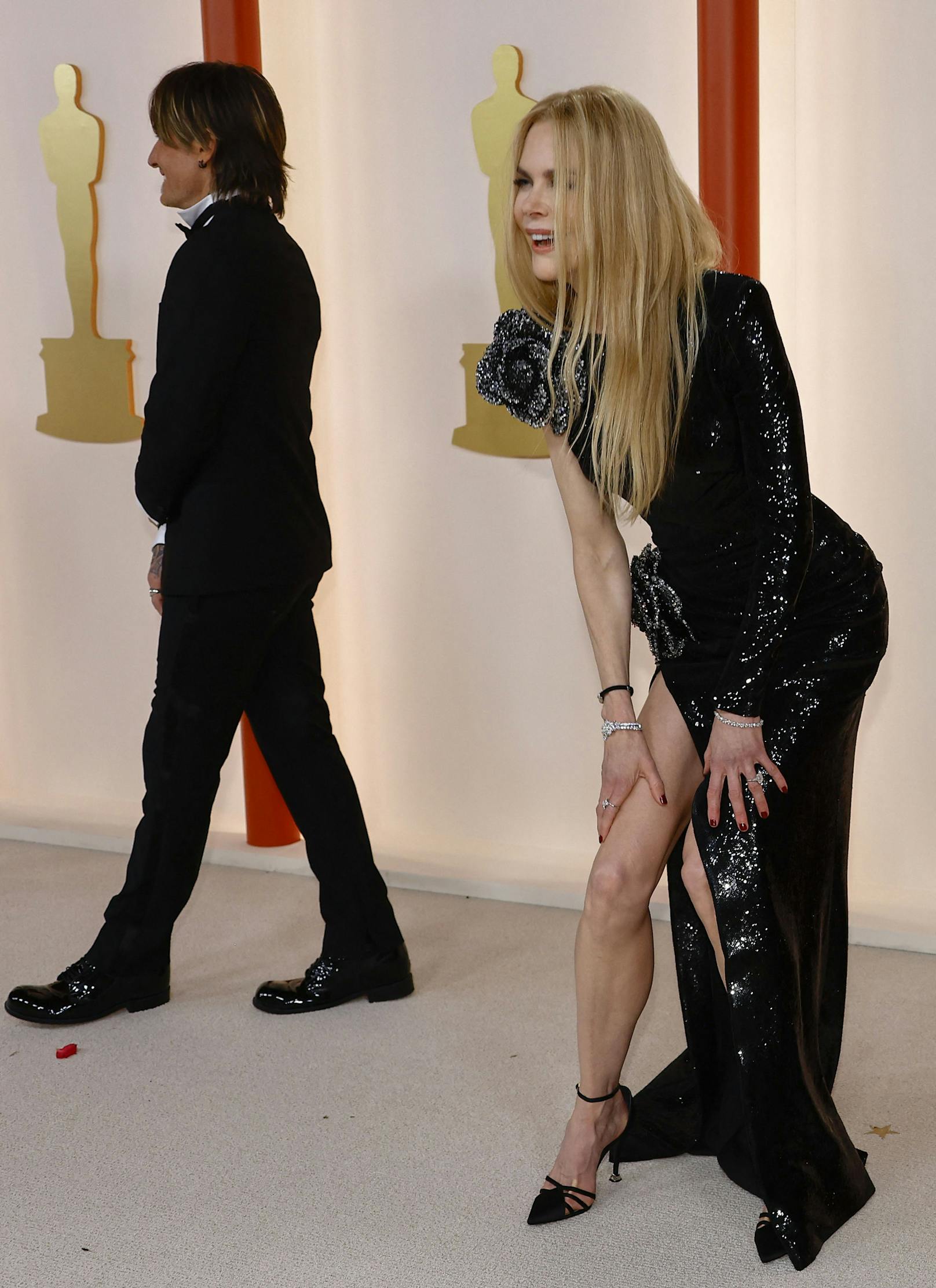 Nicole Kidman posiert vor der Preisverleihung und hat es lustig.