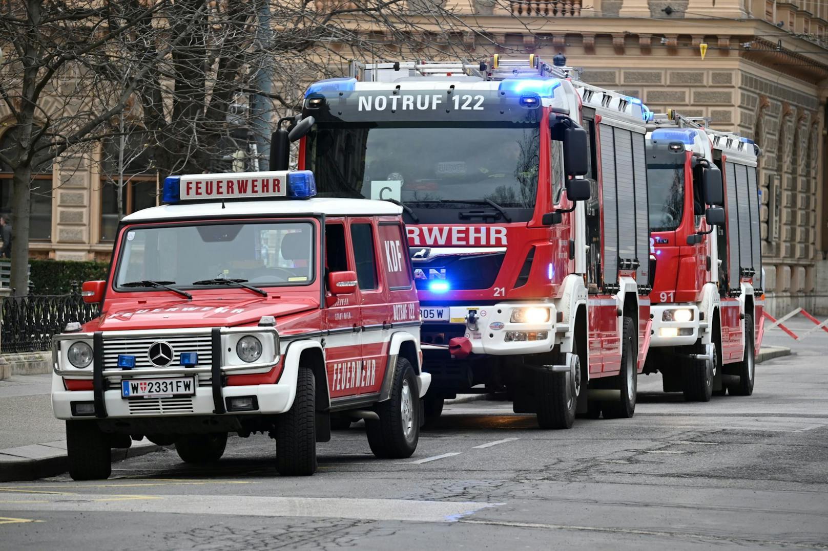 Am Burgring standen dutzende Einsatzfahrzeuge der Feuerwehr, Rettung und Polizei im Einsatz.