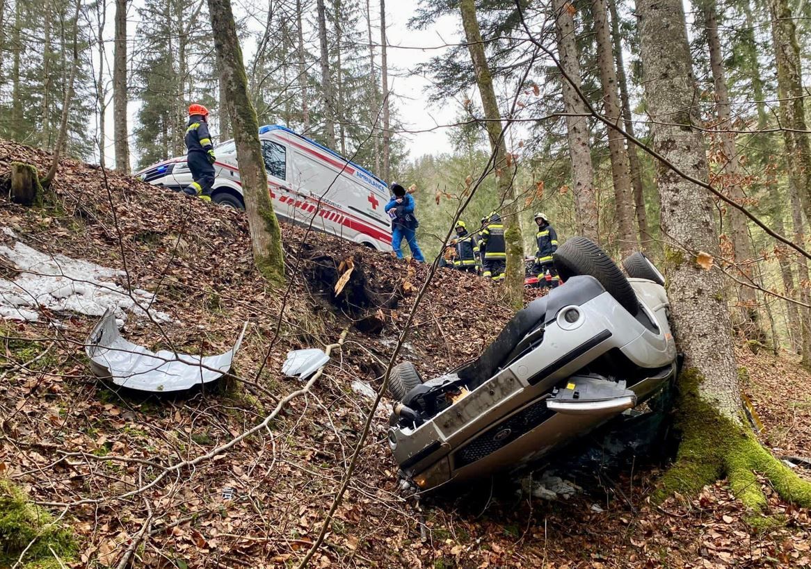 Ein Pkw mit 5 Insassen kam von der Fahrbahn ab, stürzte in den Straßengraben, überschlug sich und prallte gegen einen Baum. 