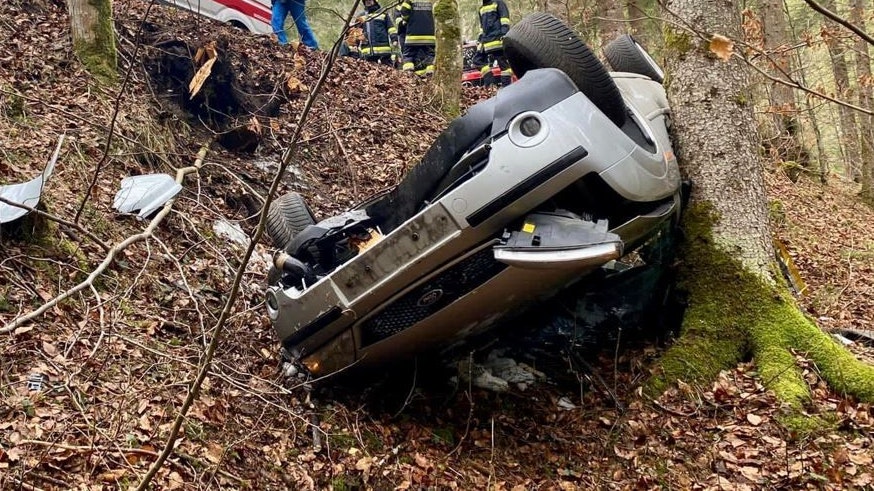 Ein Pkw mit 5 Insassen kam von der Fahrbahn ab, stürzte in den Straßengraben, überschlug sich und prallte gegen einen Baum. 