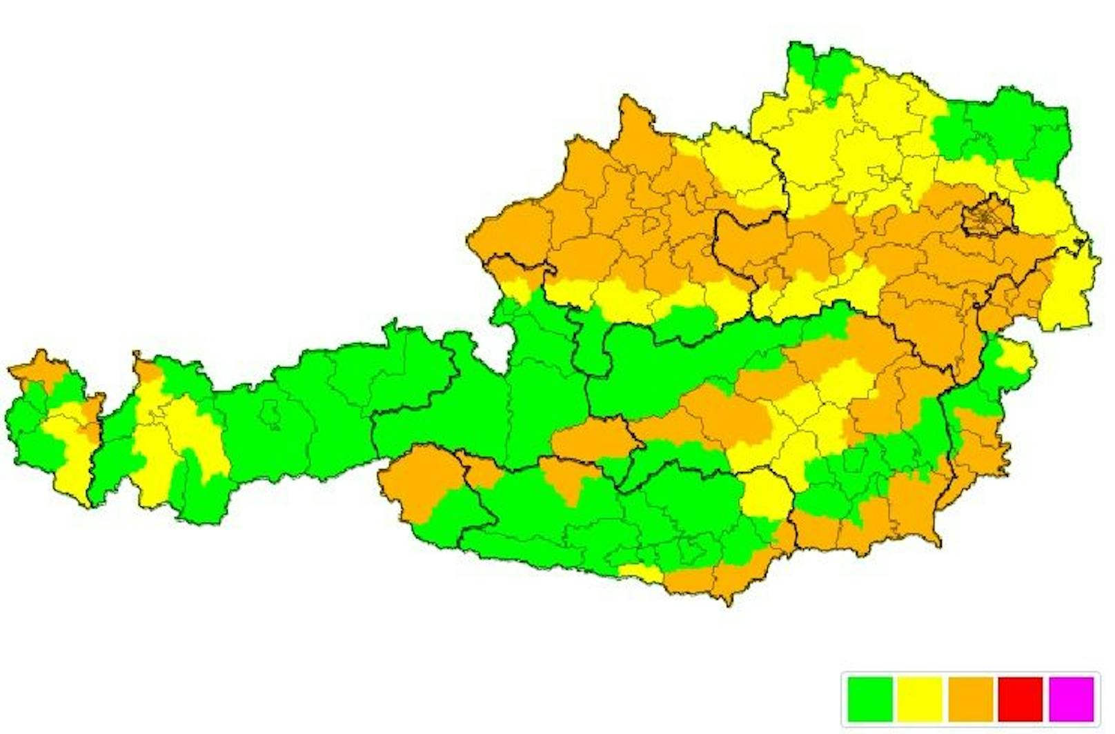 In allen neun Bundesländern herrscht zumindest in einzelnen Bezirken Wetterwarnstufe Orange. 