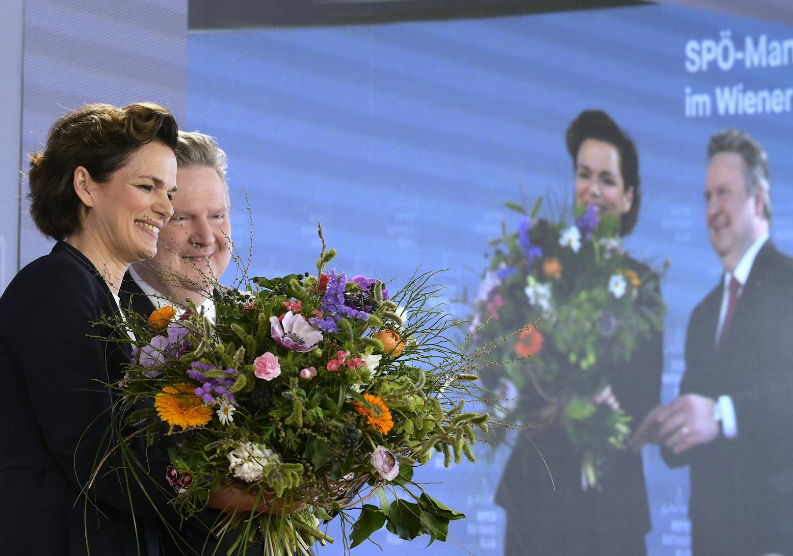 Für die Parteivorsitzende gab es zur Begrüßung einen riesigen Blumenstrauß.