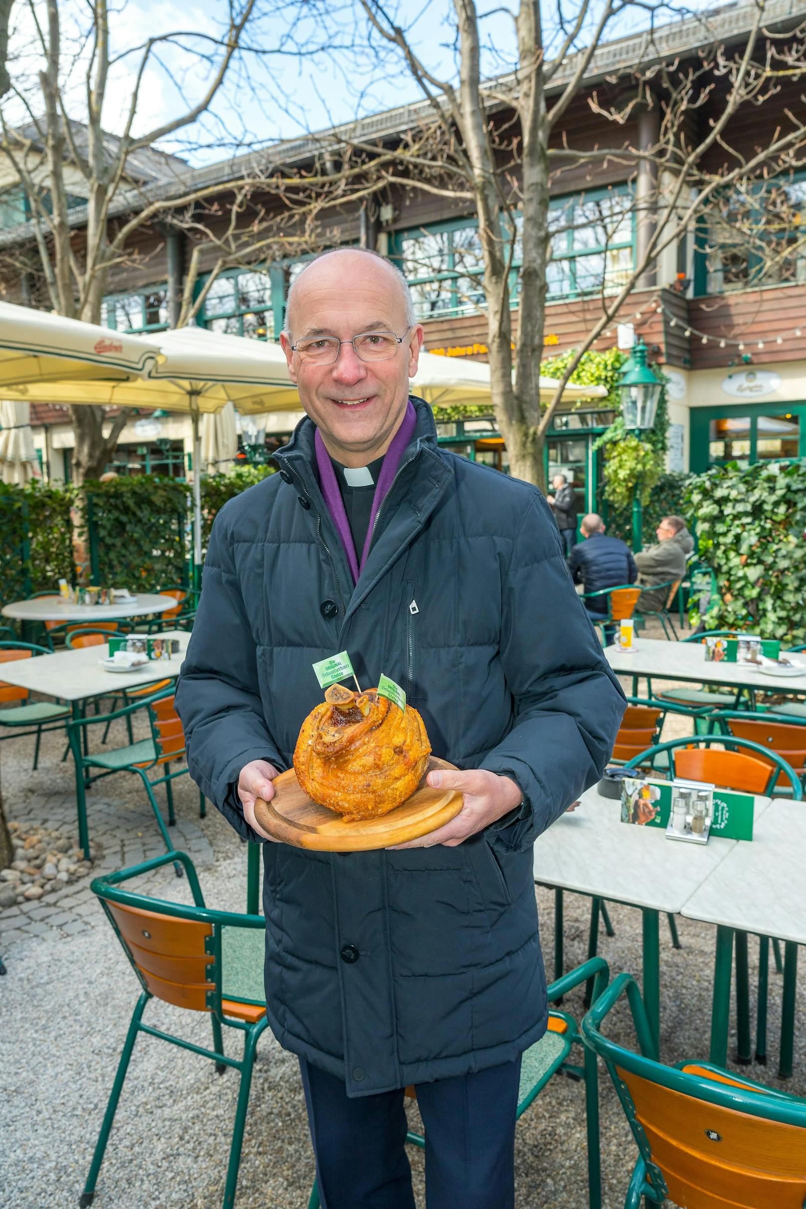 Auch Dompfarrer Toni Faber gönnte sich eine Stelze.