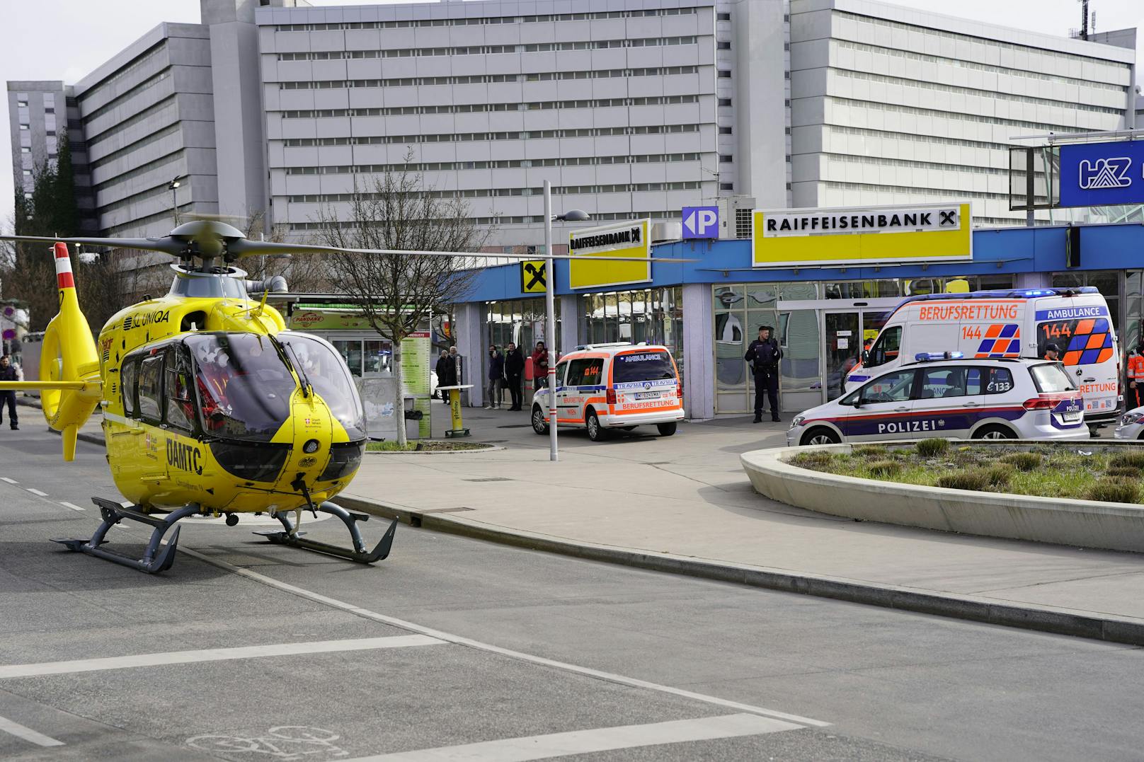 Die verletzte Frau wurde notfallmedizinisch versorgt und ins Spital geflogen.