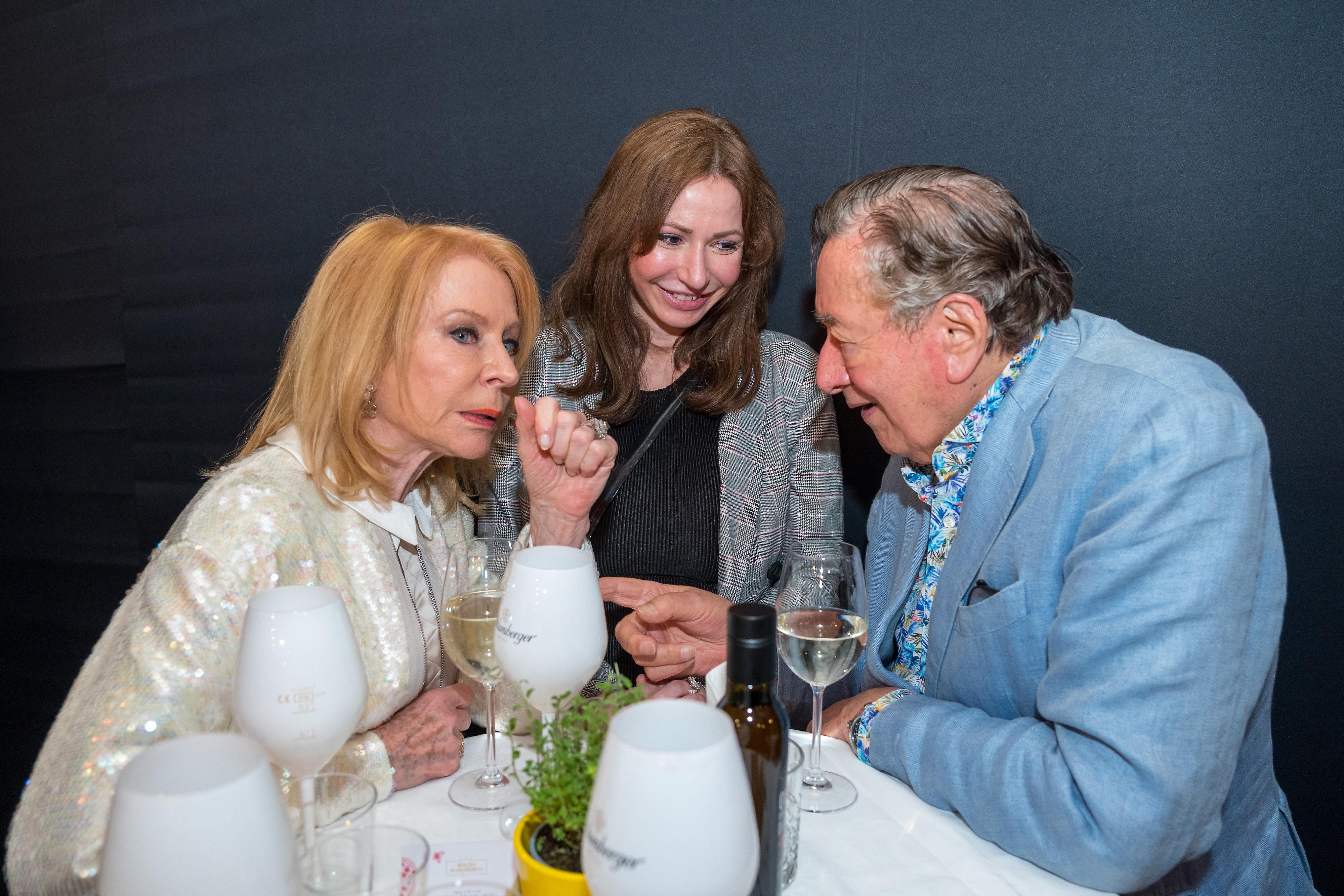 Gerda Rogers schaut Richard Lugner regelmäßig in die Sterne – hat sie dabei bereits geahnt, dass das mit "Täubchen" nichts wird?