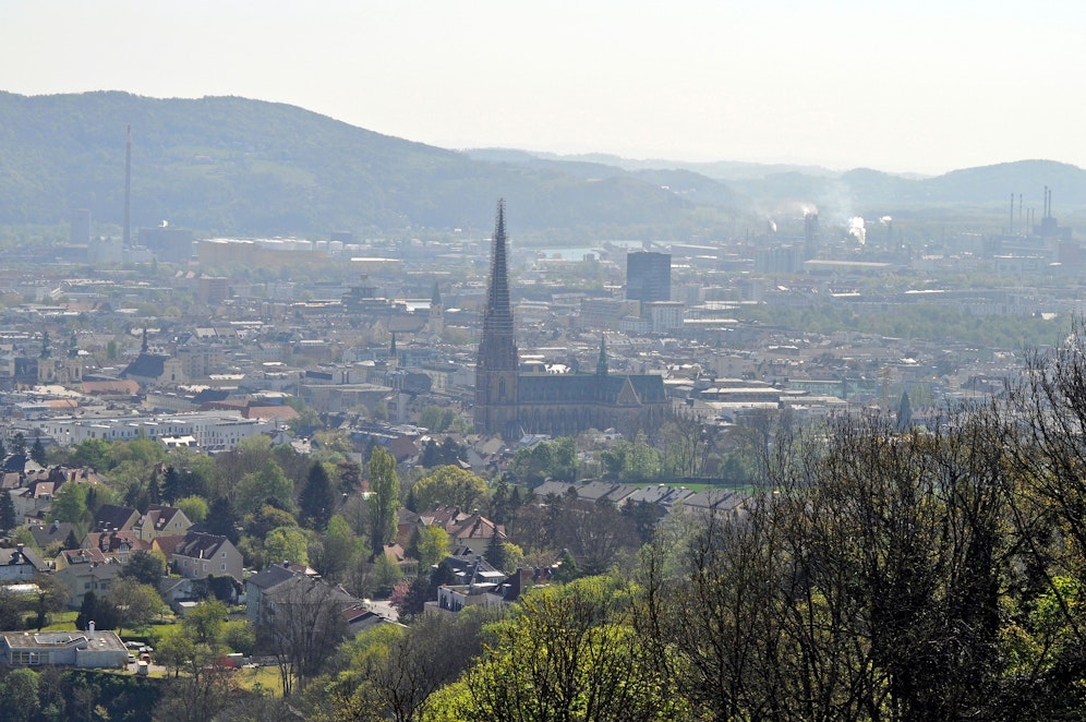In Linz ist die Terrorgefahr derzeit nicht erhöht, so die Polizei. In Wien werden Kirchen wie der Stephansdom schwer bewacht. Im Bild: Der Linzer Mariendom.