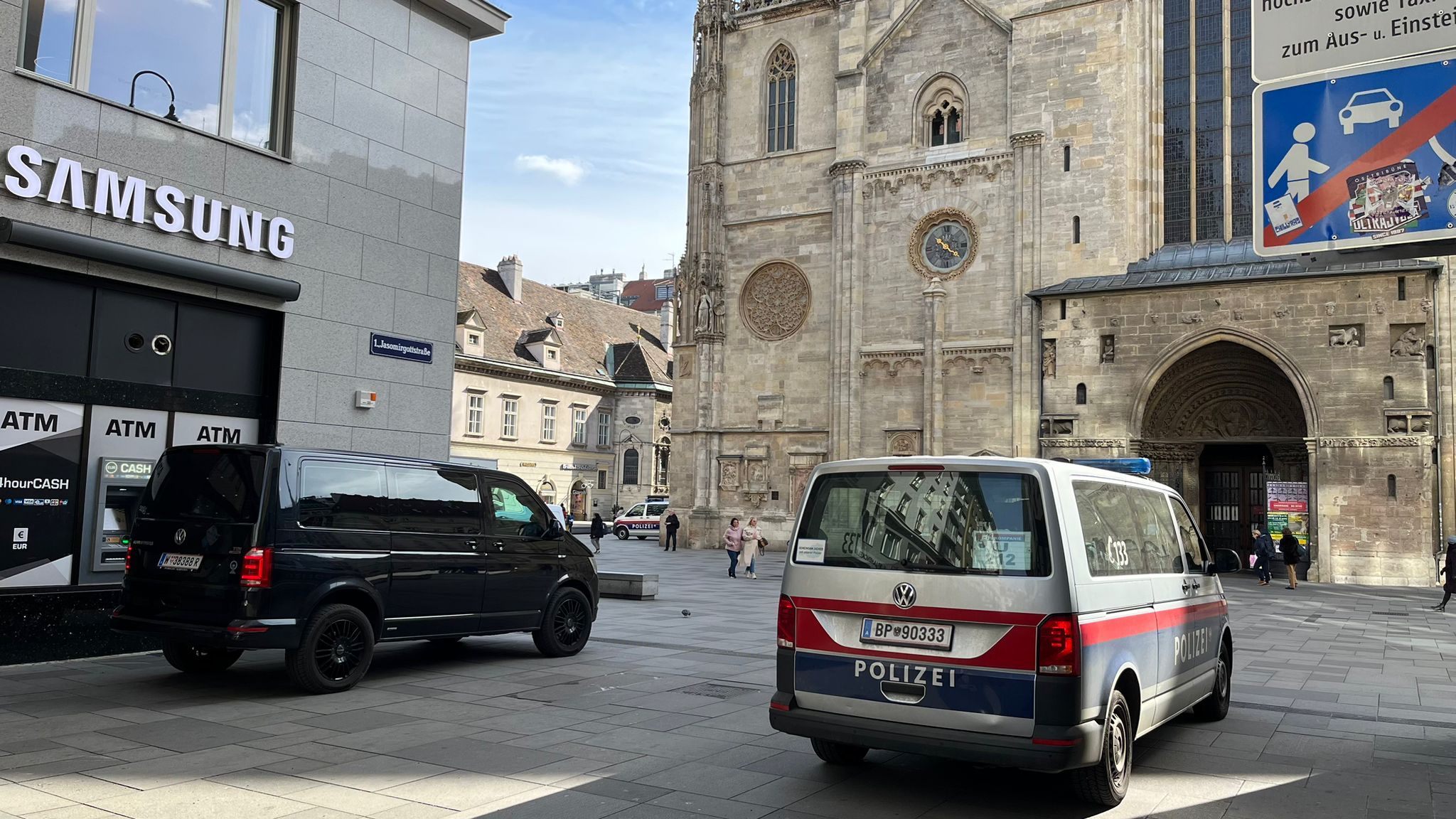 Vorm Stephansdom sind mehrere Polizeiwägen stationiert.