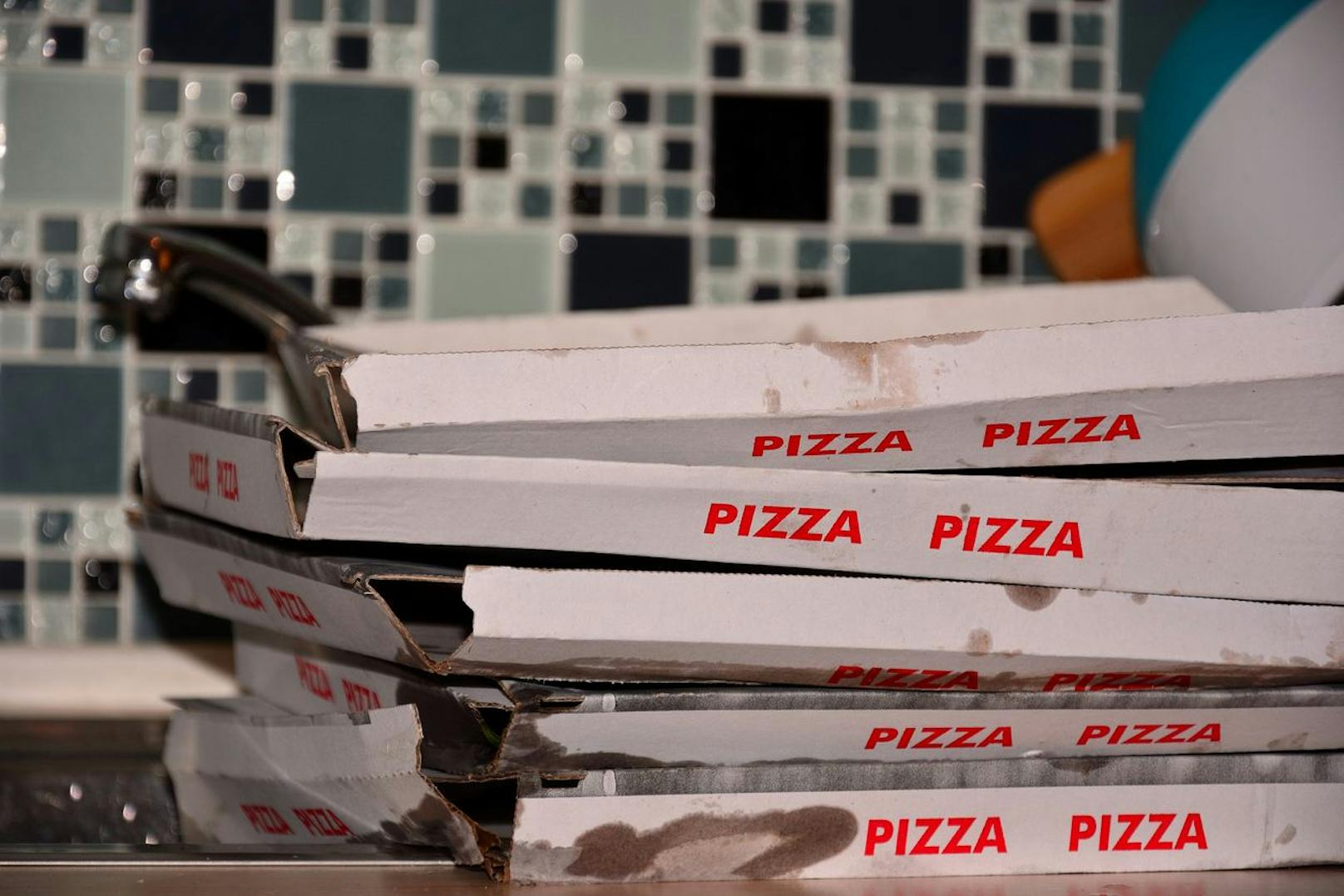 Deine benutzten Pizzakartons sind häufig mit Lebensmittelresten verunreinigt worden und besitzen außerdem eine fettabweisende Schicht. Ein klarer Fall für den Restmüll.