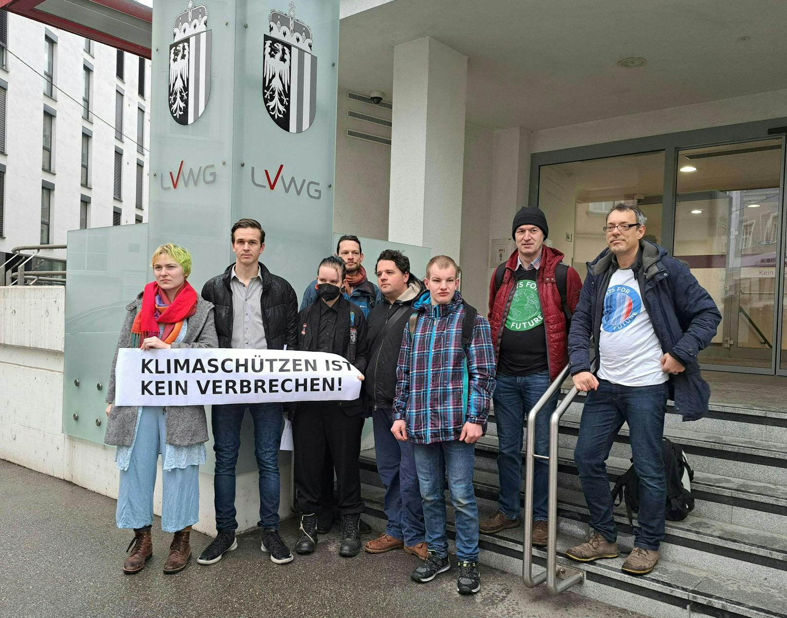 Klimaaktivisten am Mittwochfrüh in Linz vor dem Landesverwaltungsgericht.