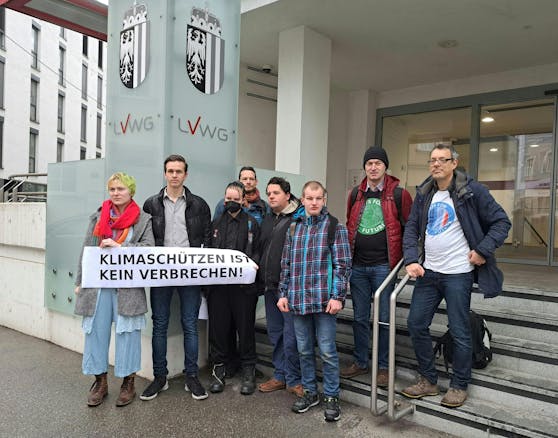 Klimaaktivisten am Mittwochfrüh in Linz vor dem Landesverwaltungsgericht.