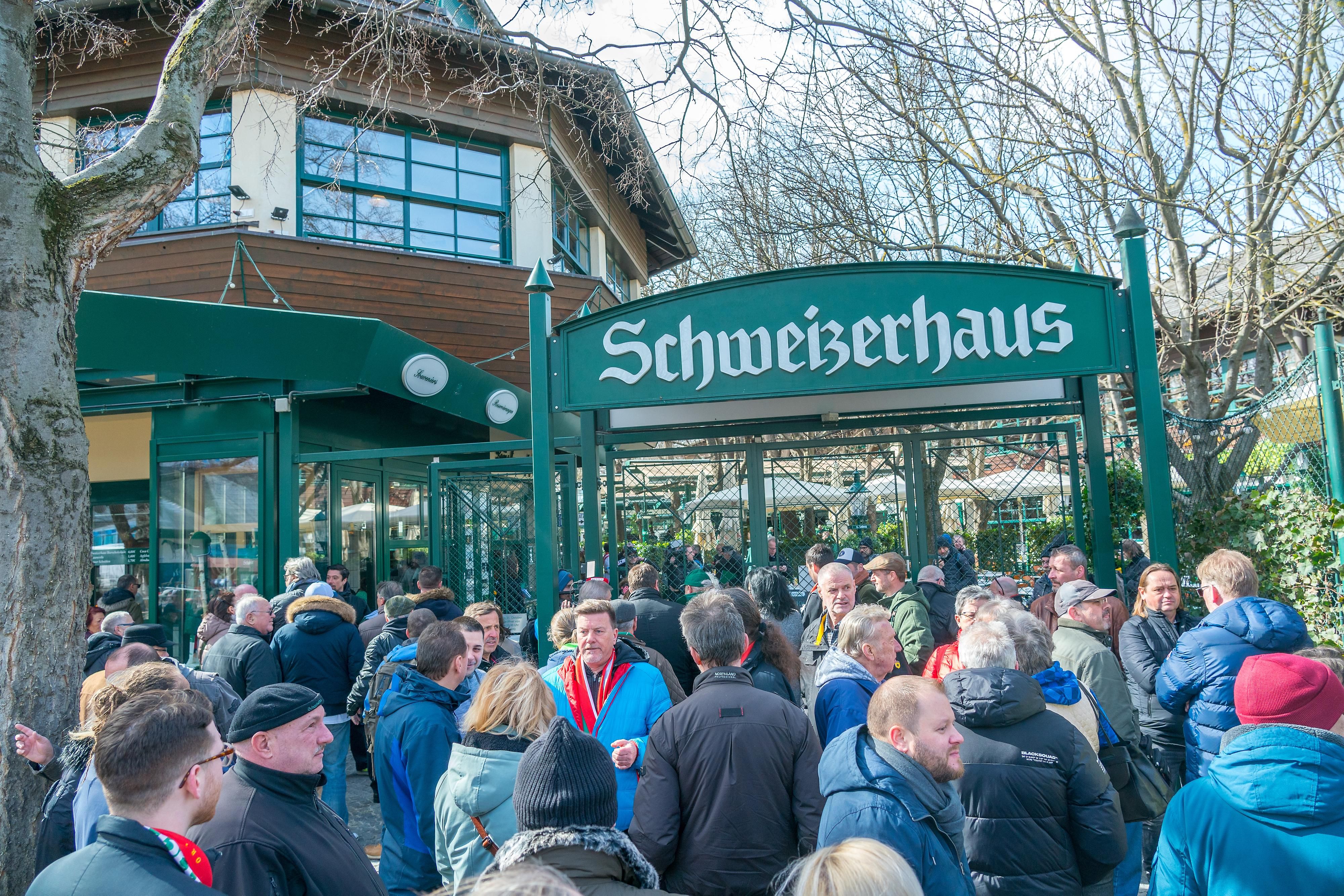 Saion Opening Saisoneröffnung Schweizerhaus 2023, Schweizerhaus im Wiener Prater, Wien, 15.3.2023, -  Ansturm Menschenmassen Gäste Eröffnung Tür Tor doors open Andrang - Events Prominente Promis Veranstaltung VIPs Society bier krügerl stelze bierpreis krügerlpreis halbe mass maß inflation teuerung
