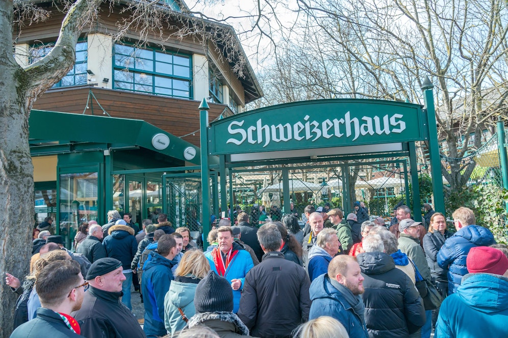 Der Andrang zum Saisonstart im Schweizerhaus war groß, hunderte Gäste gönnten sich Bier und Stelze.