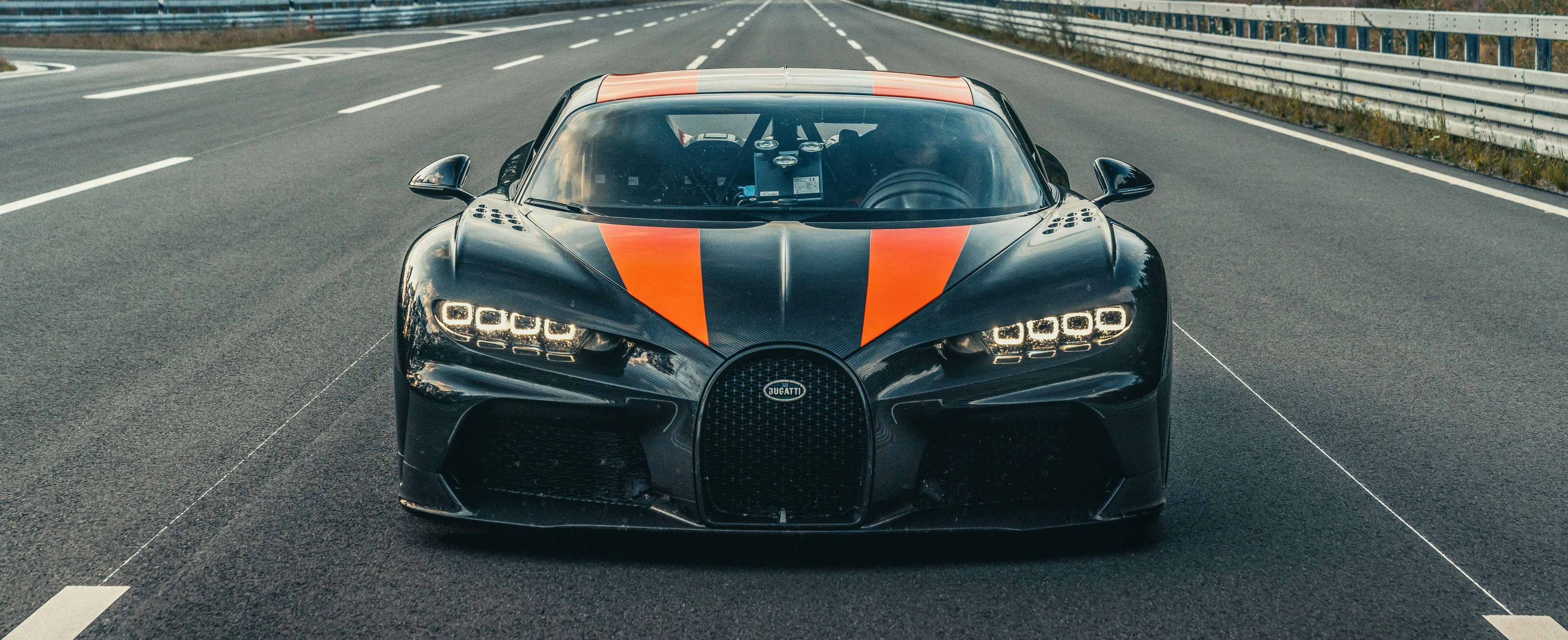 Dieser Bugatti fetzt mit über 300 Meilen pro Stunde über den Asphalt!