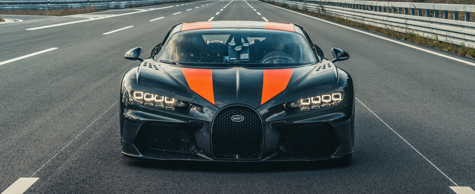 Dieser Bugatti fetzt mit über 300 Meilen pro Stunde über den Asphalt!