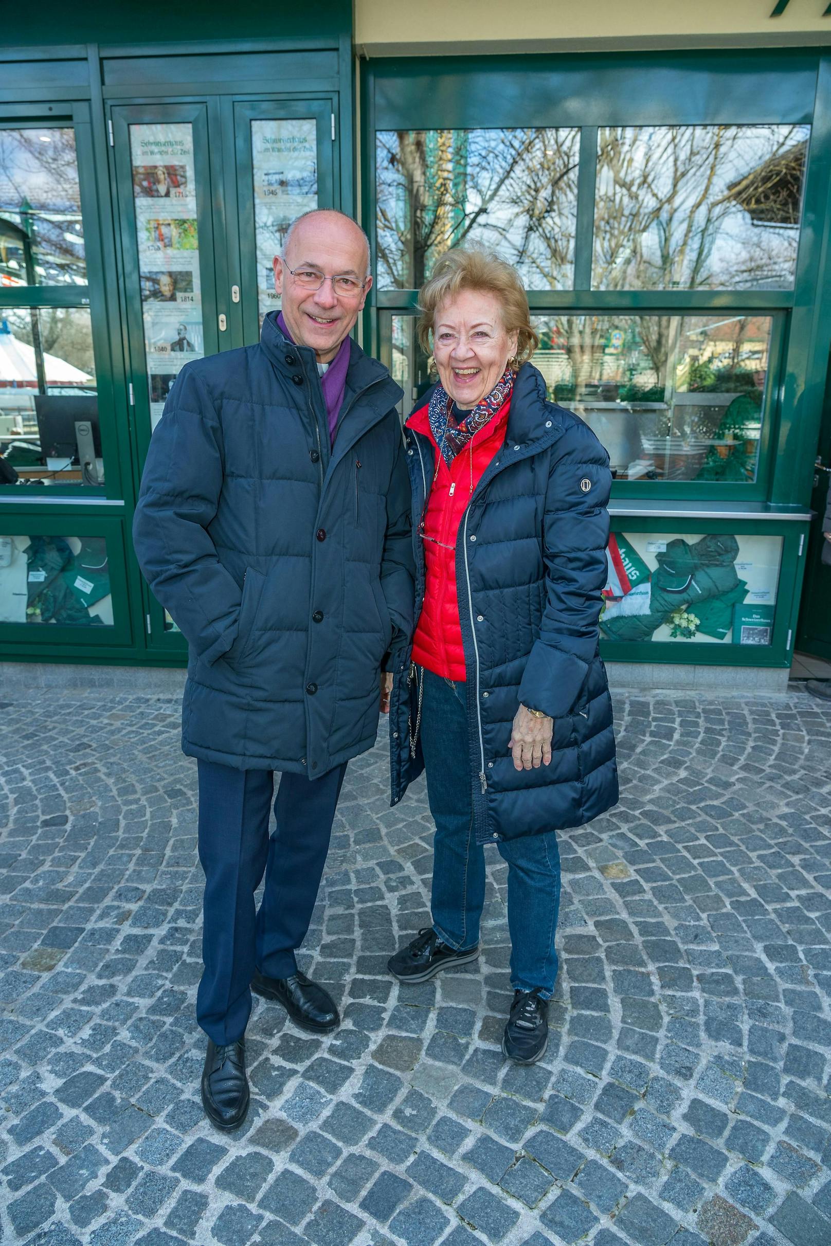 Dompfarrer Toni Faber mit der Schweizerhaus-Chefin.