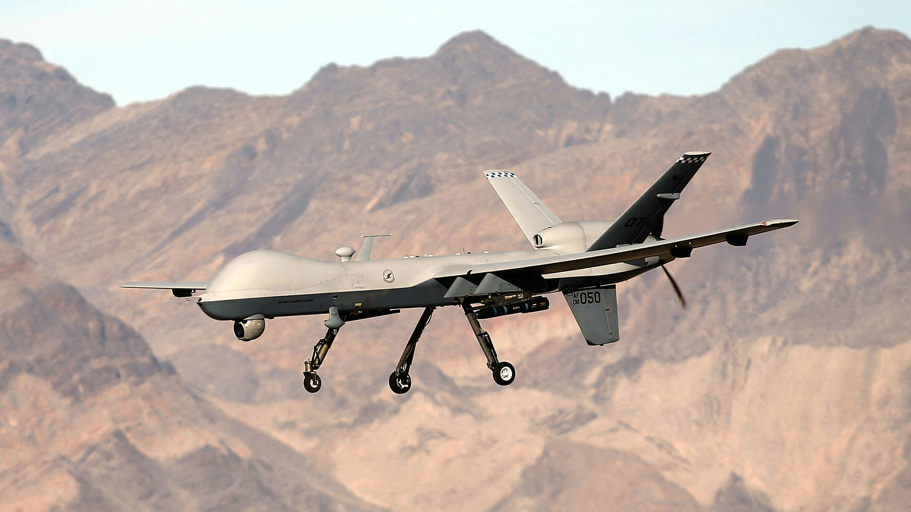 Download von www.picturedesk.com am 15.03.2023 (07:14).  (FILES) In this file photo taken on November 17, 2015, an MQ-9 Reaper remotely piloted aircraft (RPA) flies by during a training mission at Creech Air Force Base in Indian Springs, Nevada. - A former intelligence analyst was sentenced on July 27, 2012 to 45 months in prison for leaking secrets about the US military's drone attacks that were the basis of a powerful 2015 news expose. (Photo by Isaac Brekken / GETTY IMAGES NORTH AMERICA / AFP) - 20151117_PD21764 - Rechteinfo: Rights Managed (RM) Fotografische Urheberrechte sind garantiert. Der Kunde selbst hat insbesondere die Persönlichkeitsrechte der abgebildeten Personen in eigener Verantwortung zu beachten (AGBs Punkt 5). Nur für redaktionelle Nutzung durch Tageszeitungen und Onlinemedien!