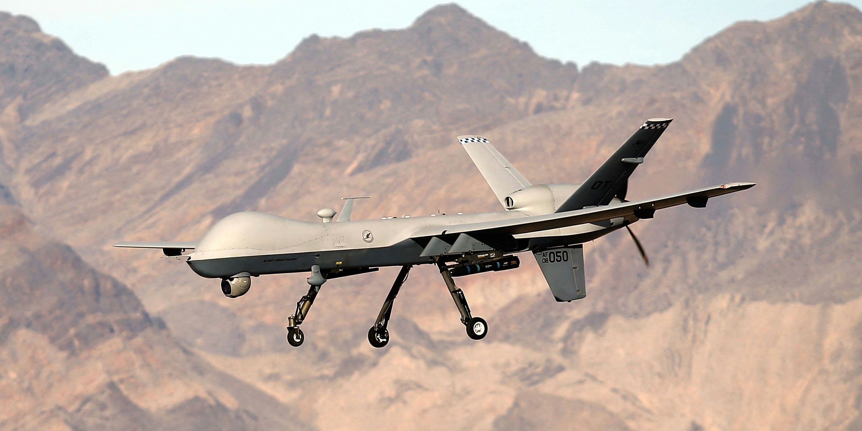 Download von www.picturedesk.com am 15.03.2023 (07:14).  (FILES) In this file photo taken on November 17, 2015, an MQ-9 Reaper remotely piloted aircraft (RPA) flies by during a training mission at Creech Air Force Base in Indian Springs, Nevada. - A former intelligence analyst was sentenced on July 27, 2012 to 45 months in prison for leaking secrets about the US military's drone attacks that were the basis of a powerful 2015 news expose. (Photo by Isaac Brekken / GETTY IMAGES NORTH AMERICA / AFP) - 20151117_PD21764 - Rechteinfo: Rights Managed (RM) Fotografische Urheberrechte sind garantiert. Der Kunde selbst hat insbesondere die Persönlichkeitsrechte der abgebildeten Personen in eigener Verantwortung zu beachten (AGBs Punkt 5). Nur für redaktionelle Nutzung durch Tageszeitungen und Onlinemedien!